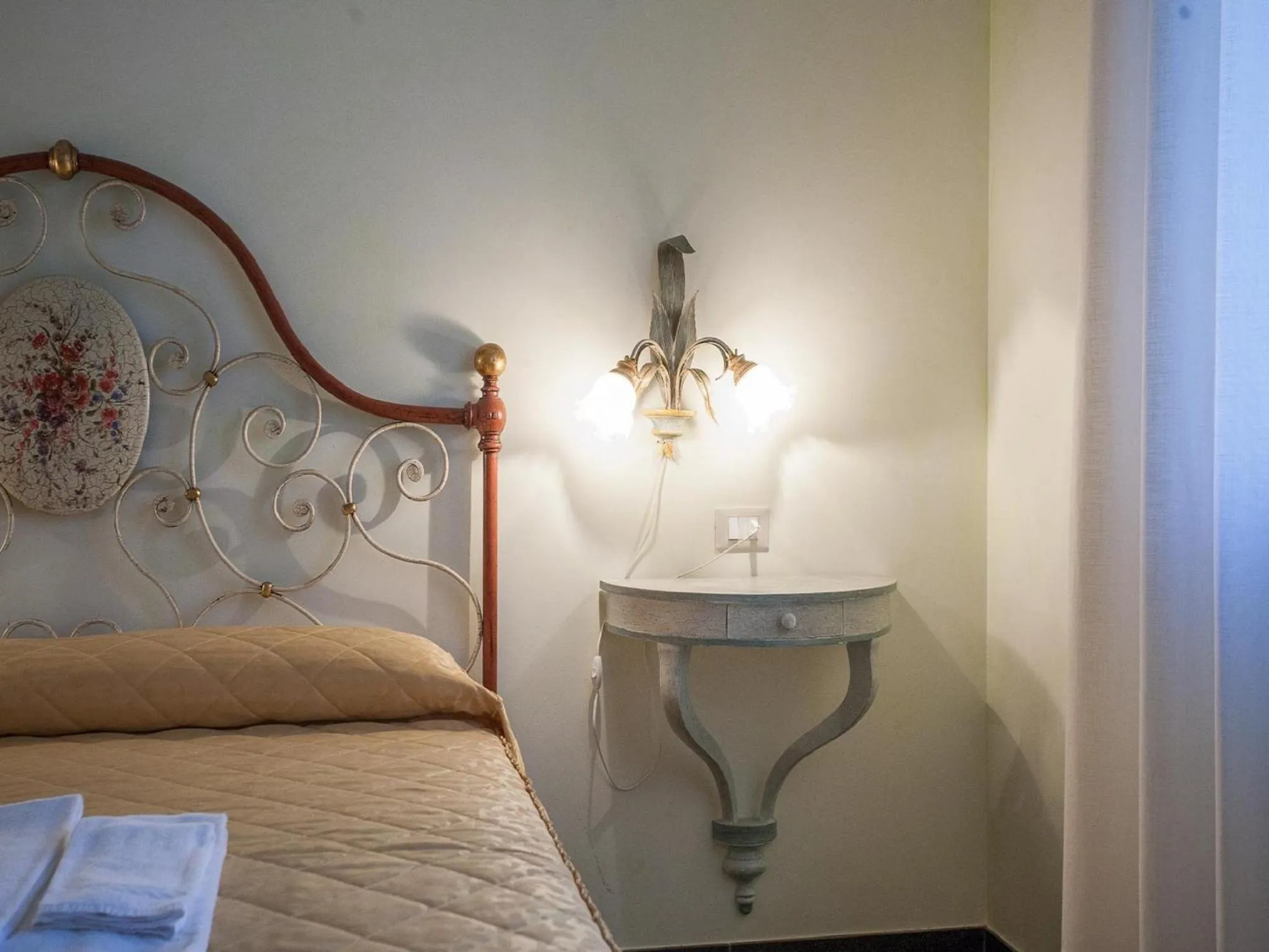 Decorative detail, Bed in Villa Camurana