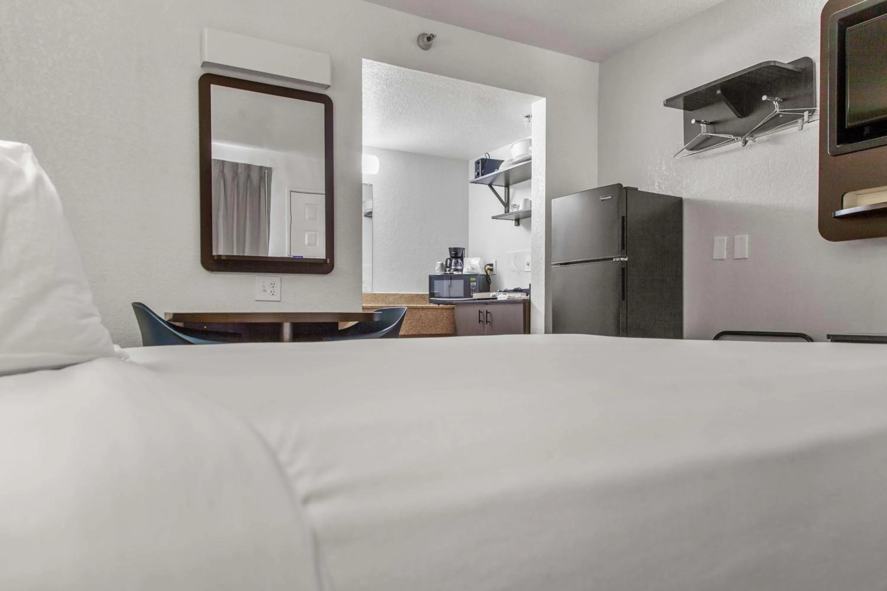 Bedroom, Bed in Studio 6 San Luis Obispo, CA South