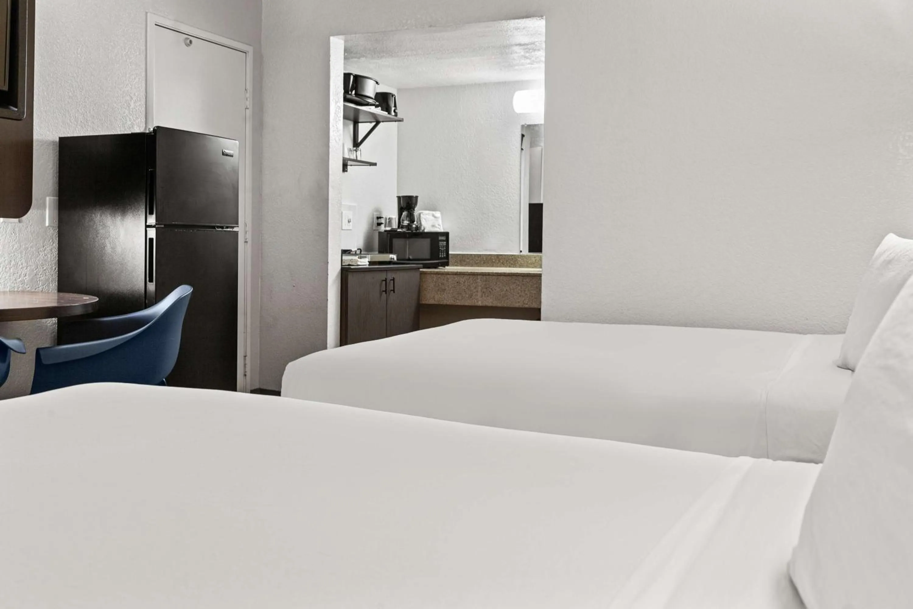 Kitchen or kitchenette, Bed in Studio 6 San Luis Obispo, CA South