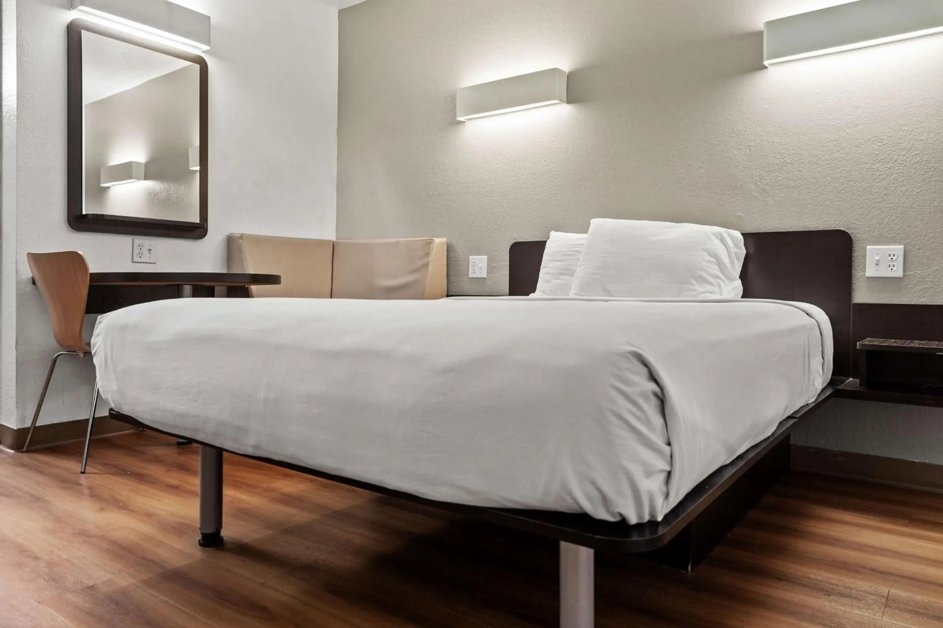 Queen Room - Non-Smoking in Studio 6 San Luis Obispo, CA South Queen Room - Non-Smoking in Studio 6 San Luis Obispo, CA South