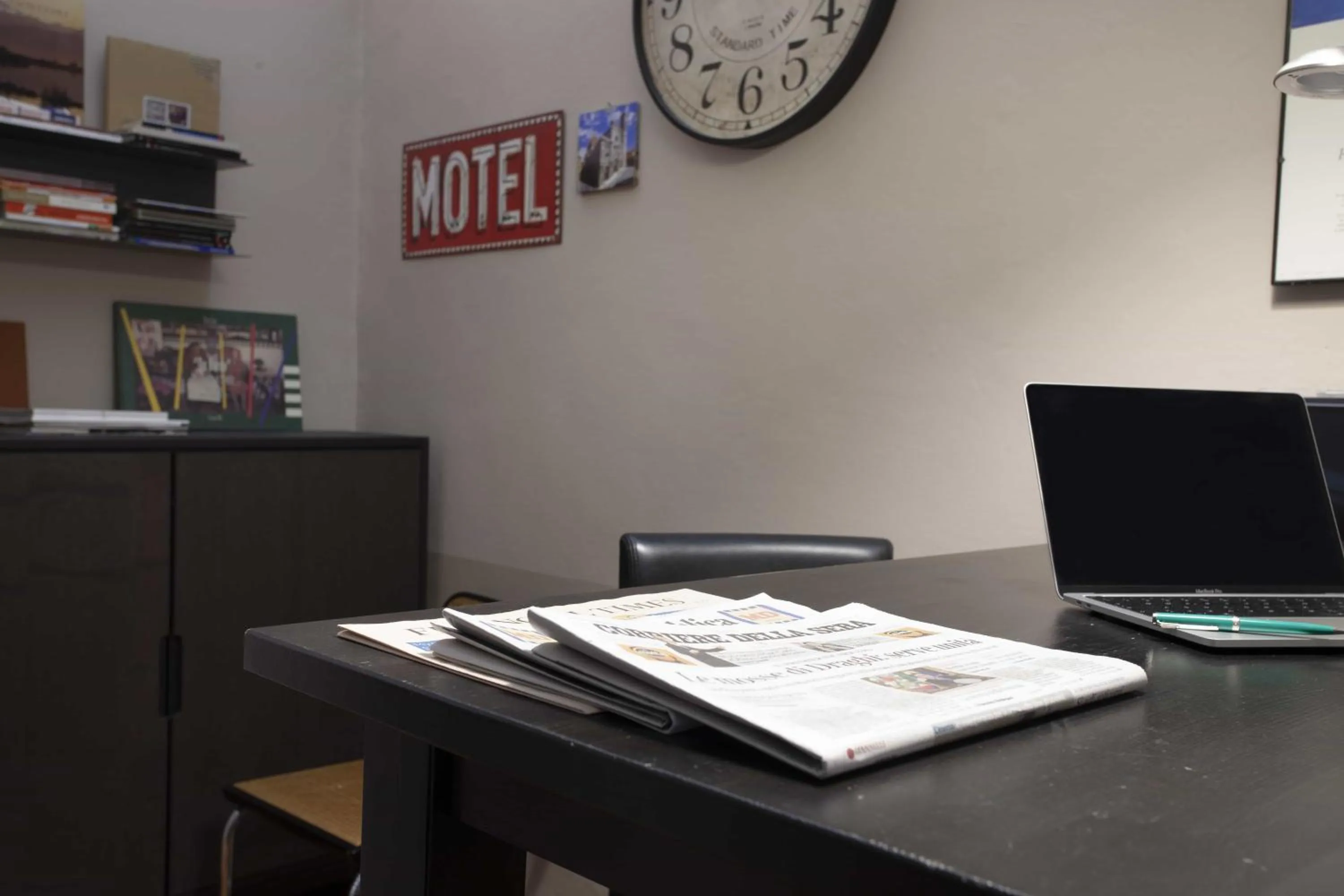 Communal lounge/ TV room in B&B Prestigia Rooms