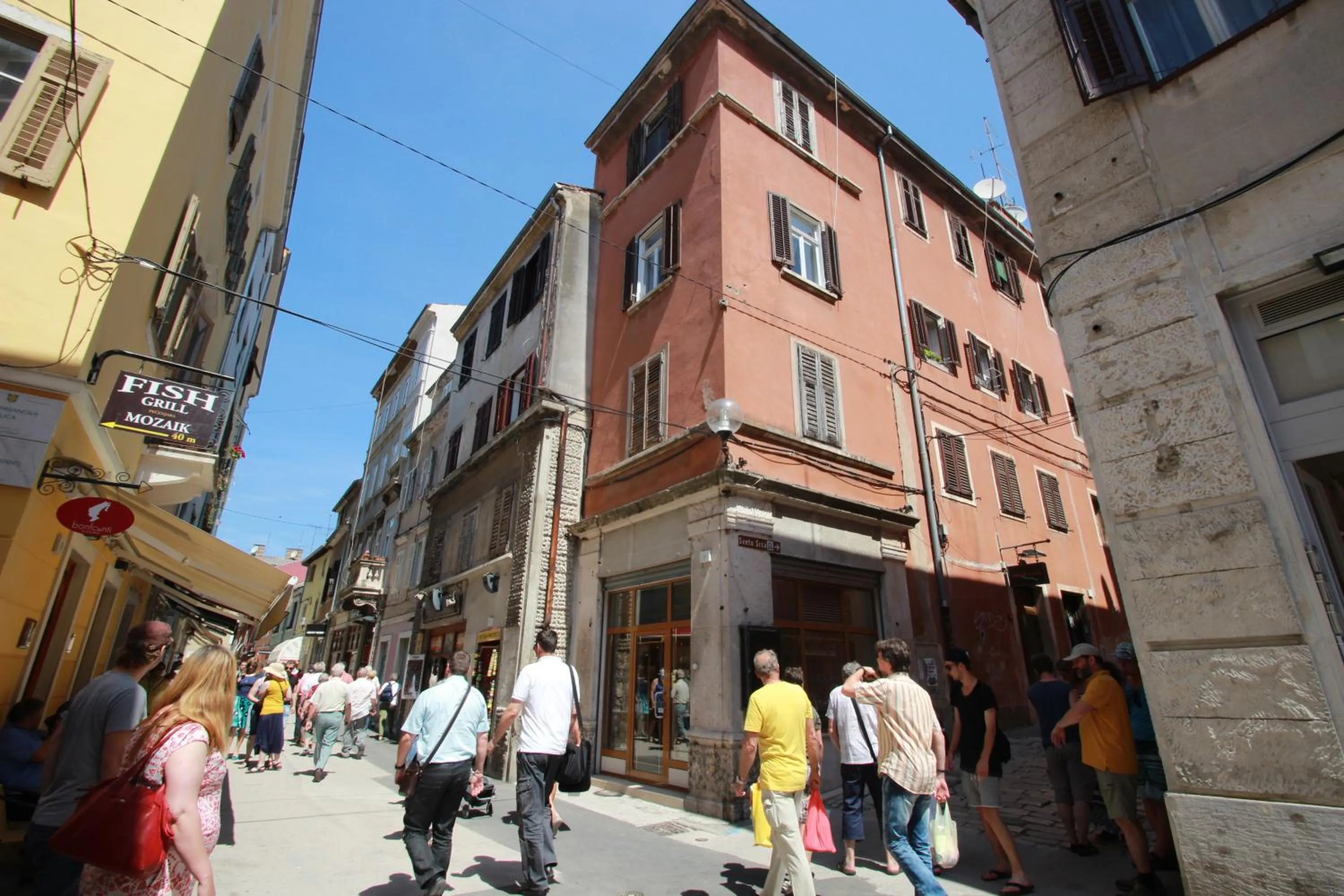 Neighbourhood in Top Center Rooms & Studio