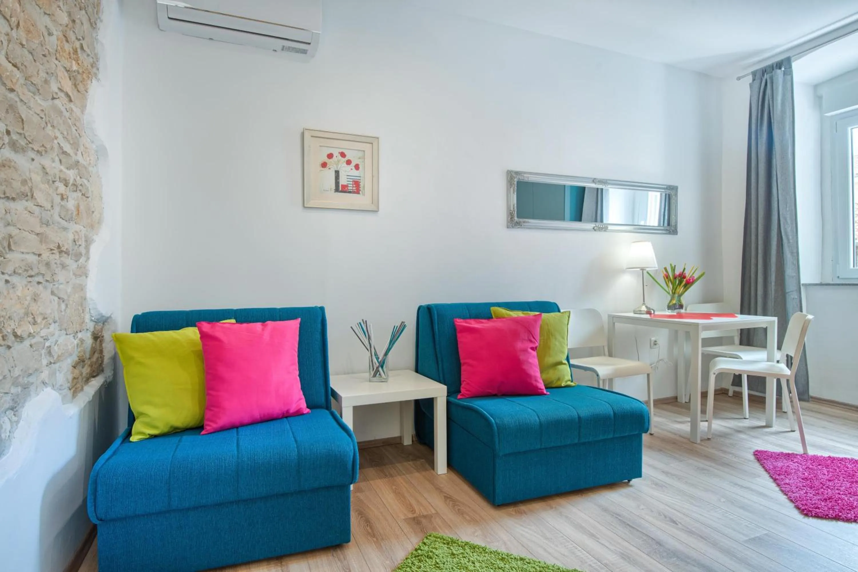 Photo of the whole room in Top Center Rooms & Studio