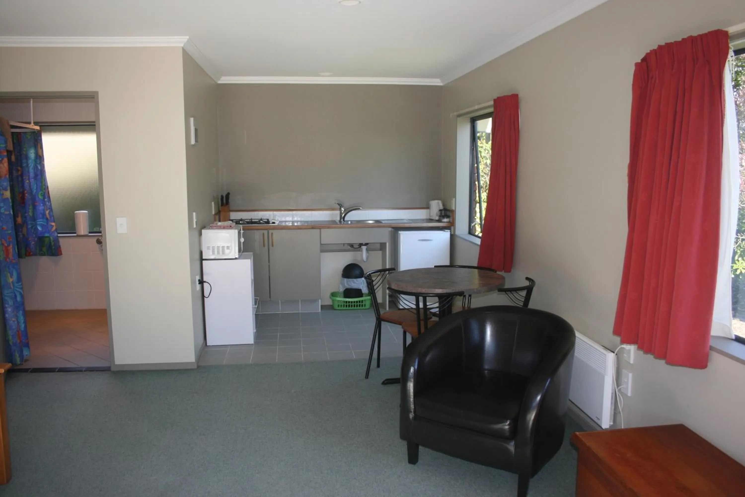 Kitchen or kitchenette in Westport Kiwi Holiday Park & Motels