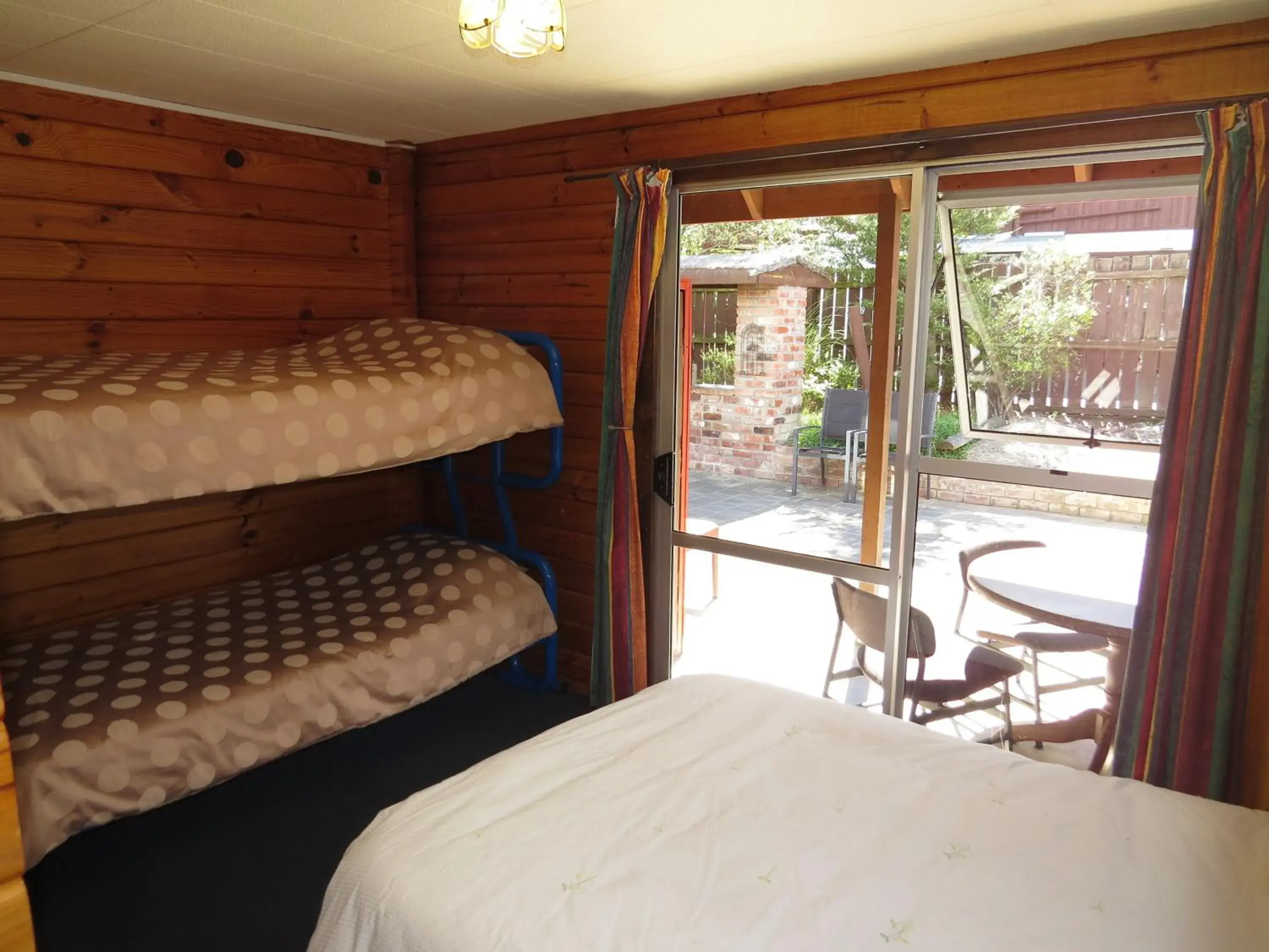 Compact twin/triple room with shared bathroom in Hanmer Backpackers Compact twin/triple room with shared bathroom in Hanmer Backpackers