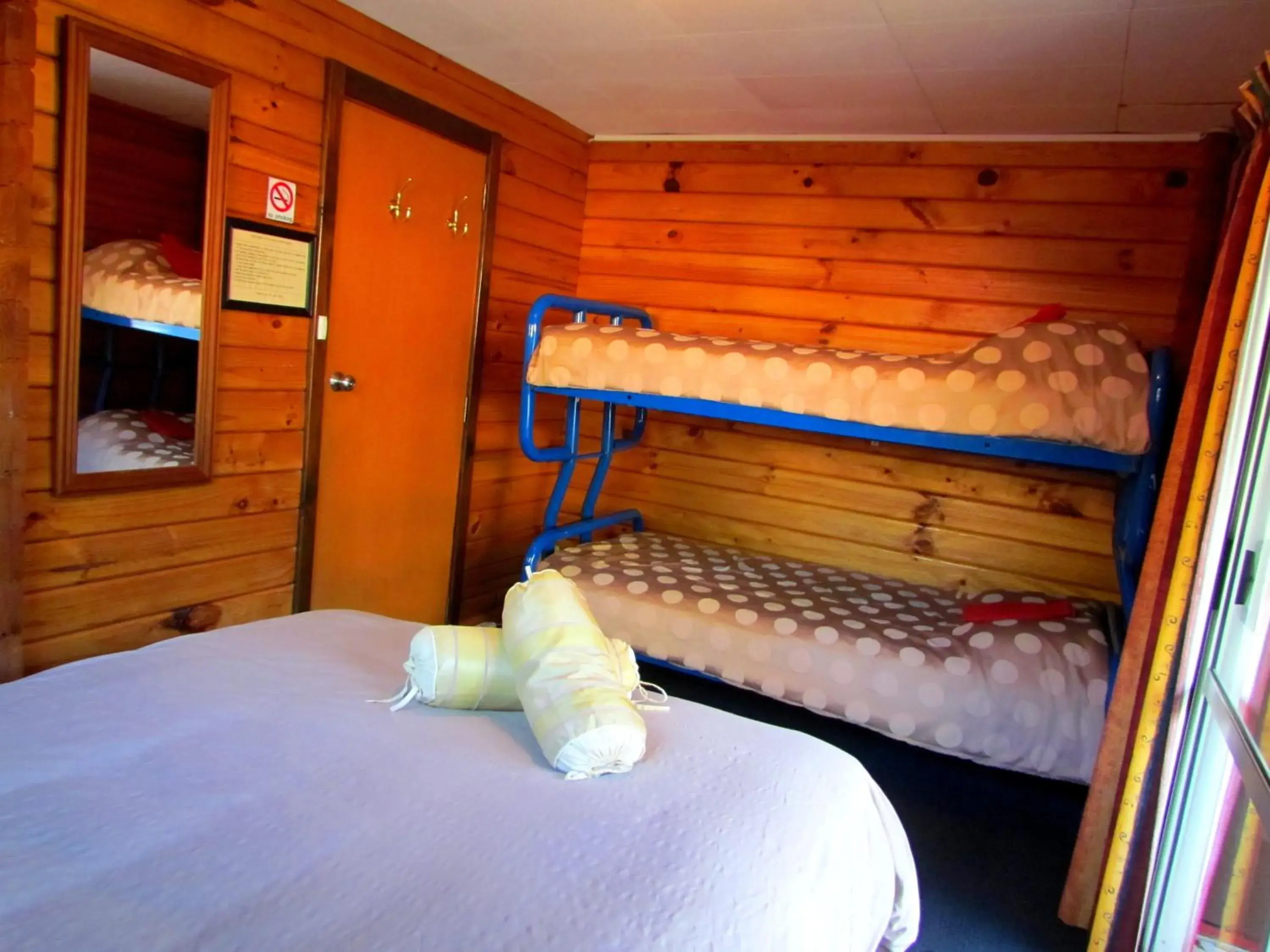 Compact twin/triple room with shared bathroom in Hanmer Backpackers Compact twin/triple room with shared bathroom in Hanmer Backpackers