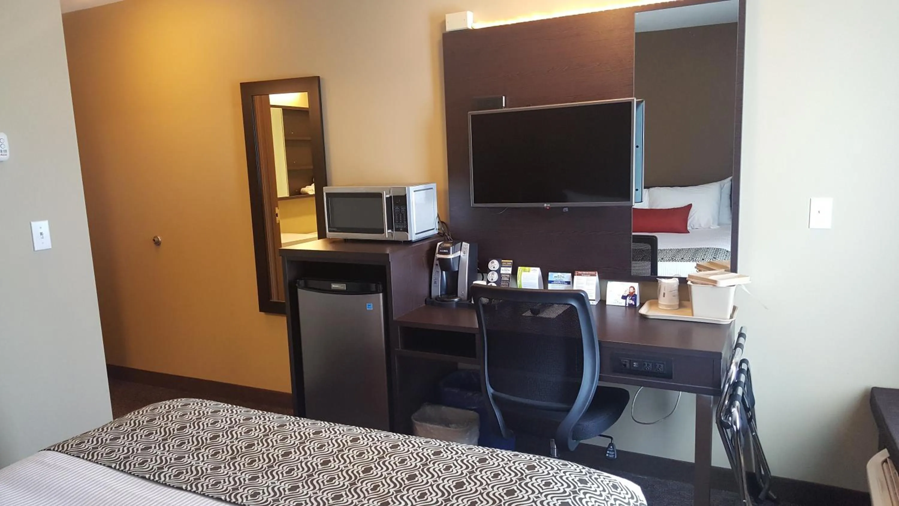 TV and multimedia, Bed in Microtel Inn & Suites by Wyndham Whitecourt