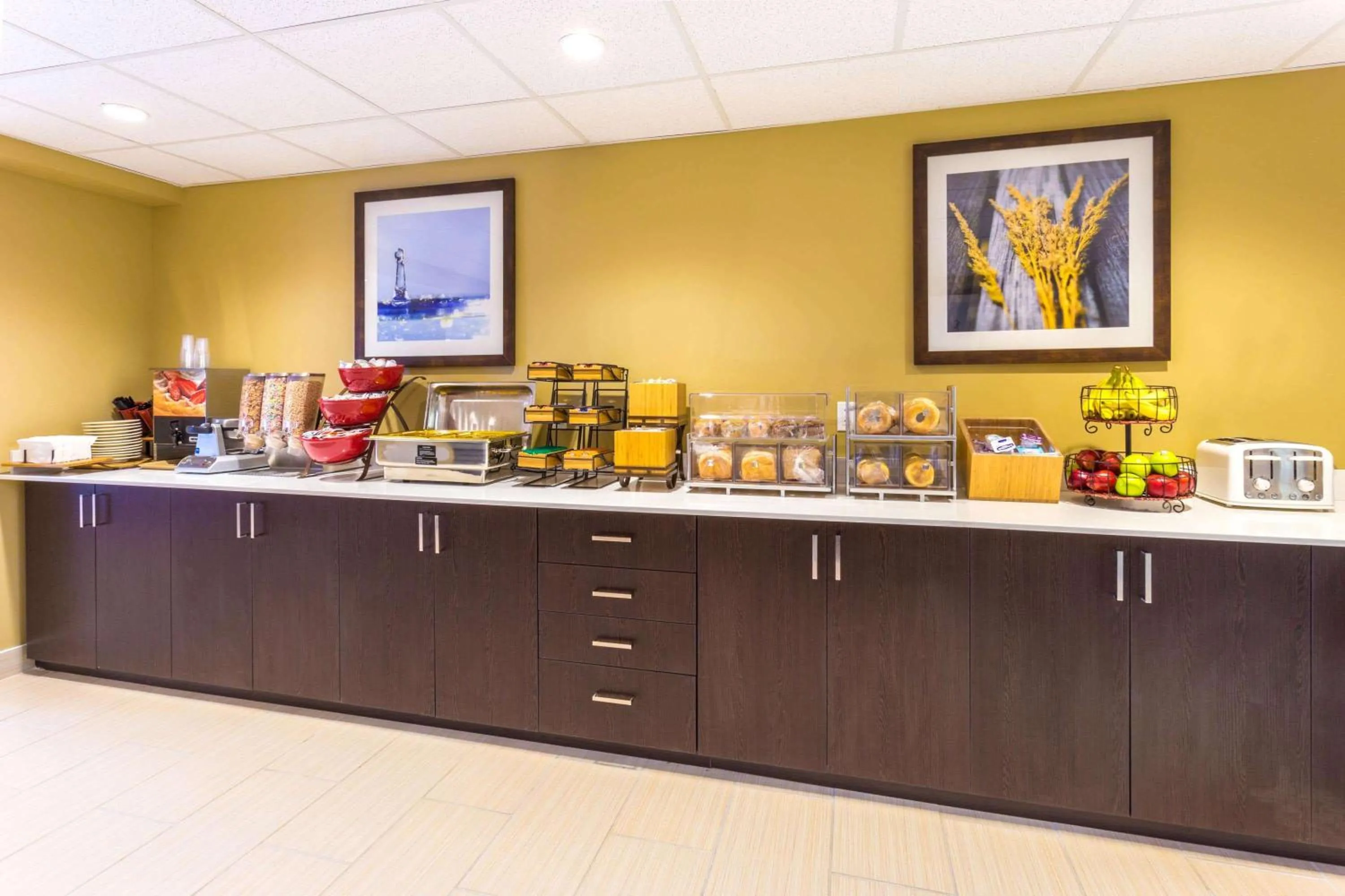 Restaurant/places to eat in Microtel Inn & Suites by Wyndham Whitecourt