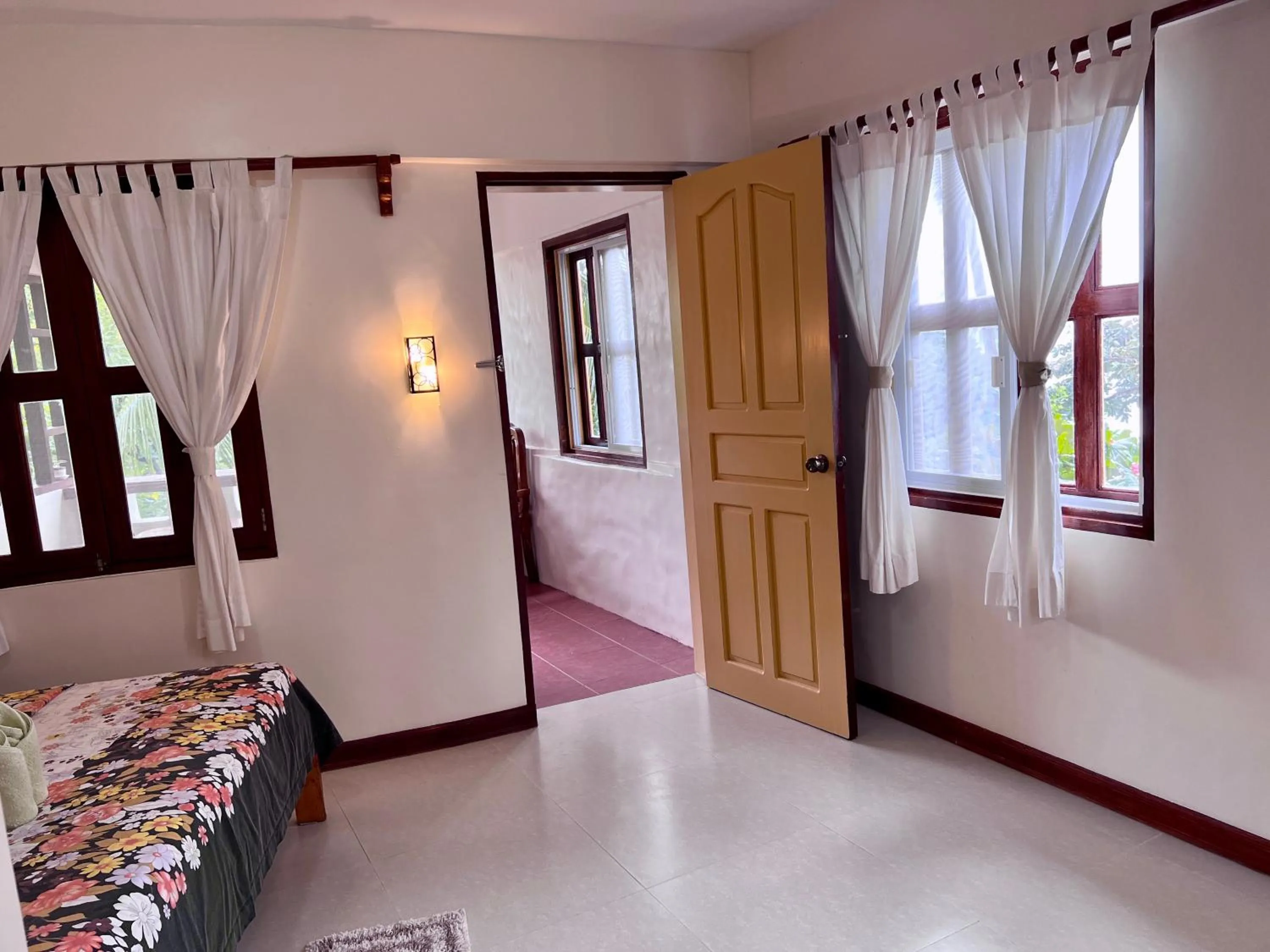 Property building, Bed in Wind Rider's Inn