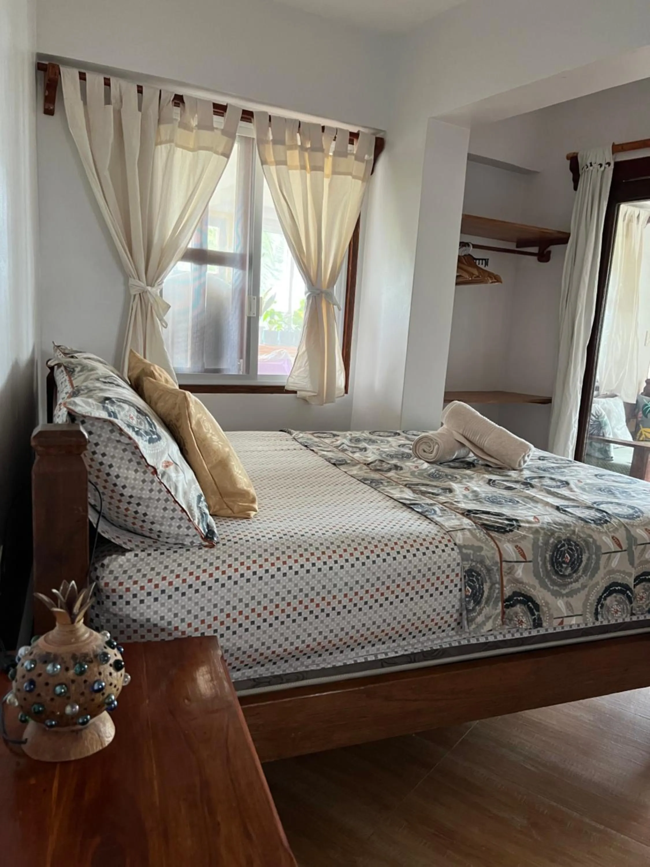 Bedroom, Bed in Wind Rider's Inn