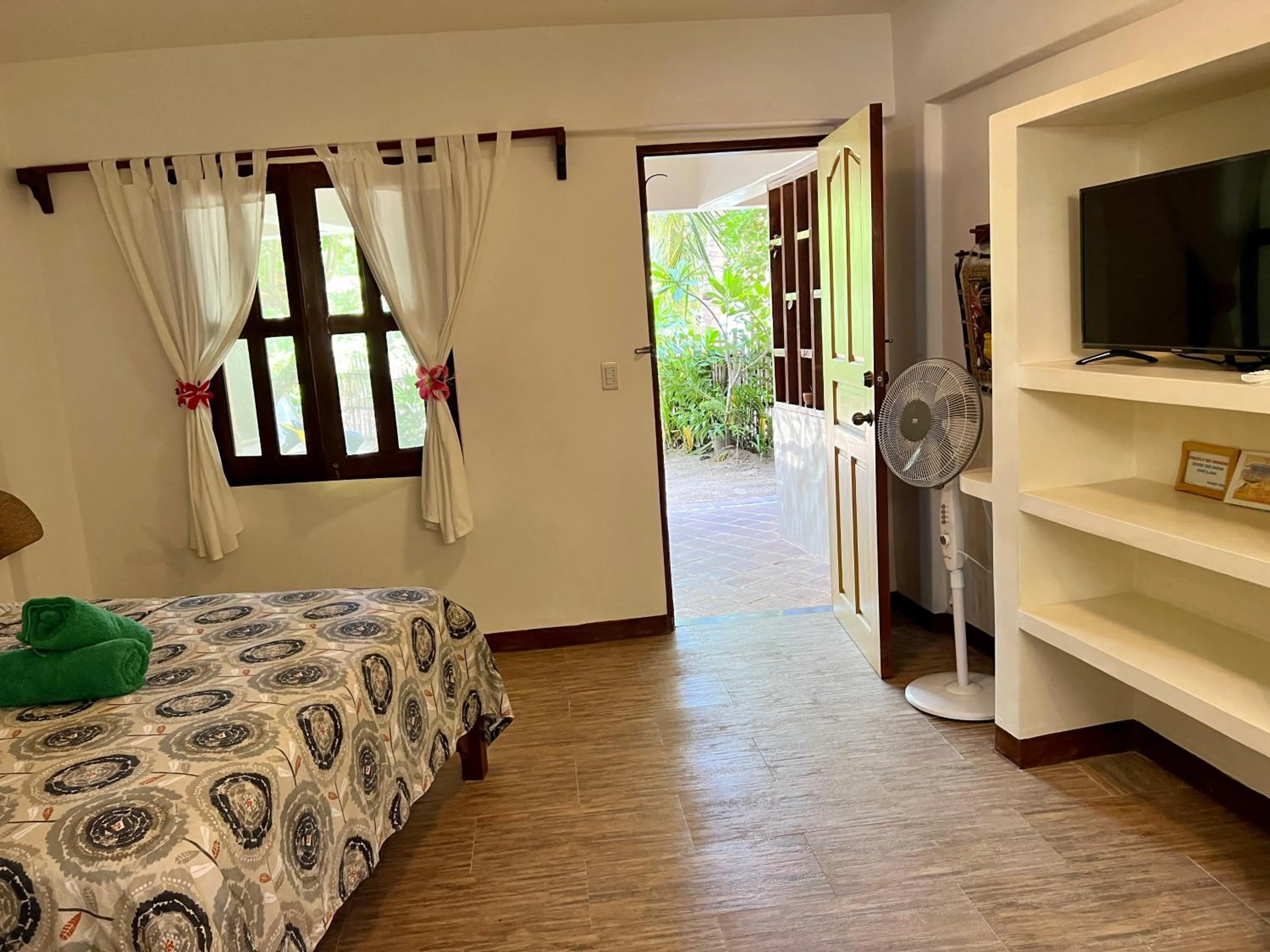 Bedroom, Bed in Wind Rider's Inn