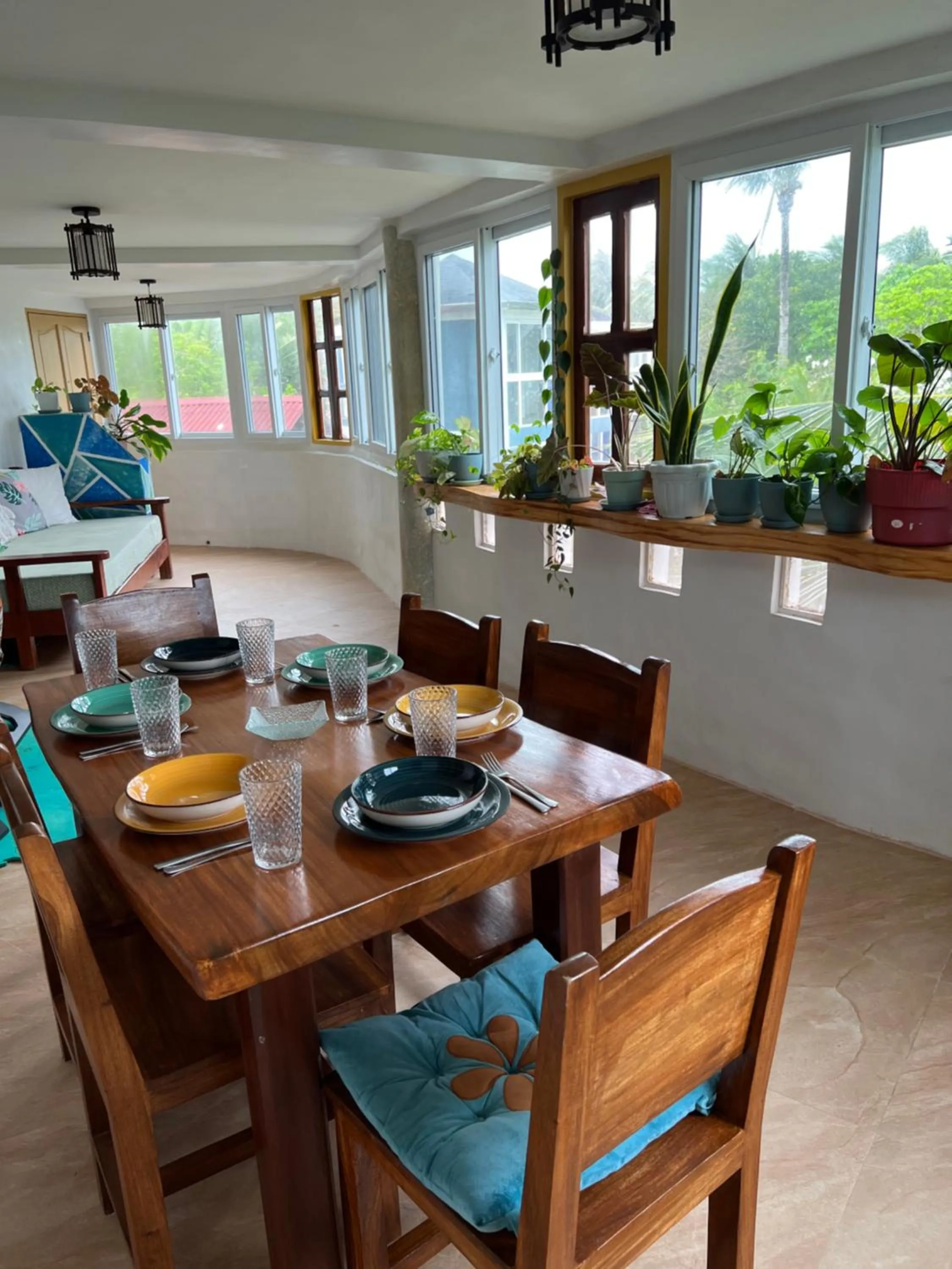 Dining area in Wind Rider's Inn