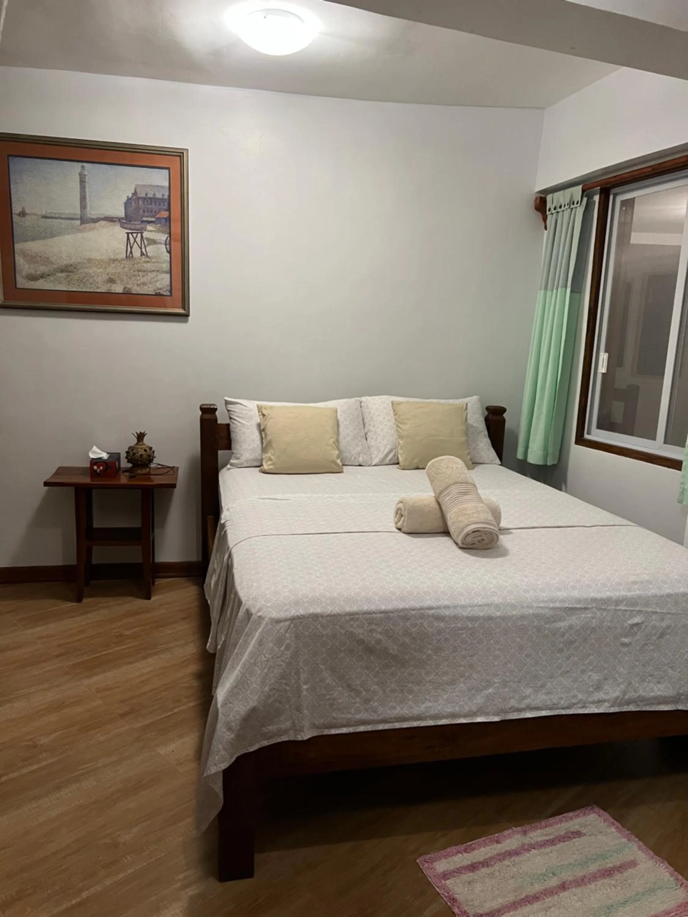 Photo of the whole room, Bed in Wind Rider's Inn