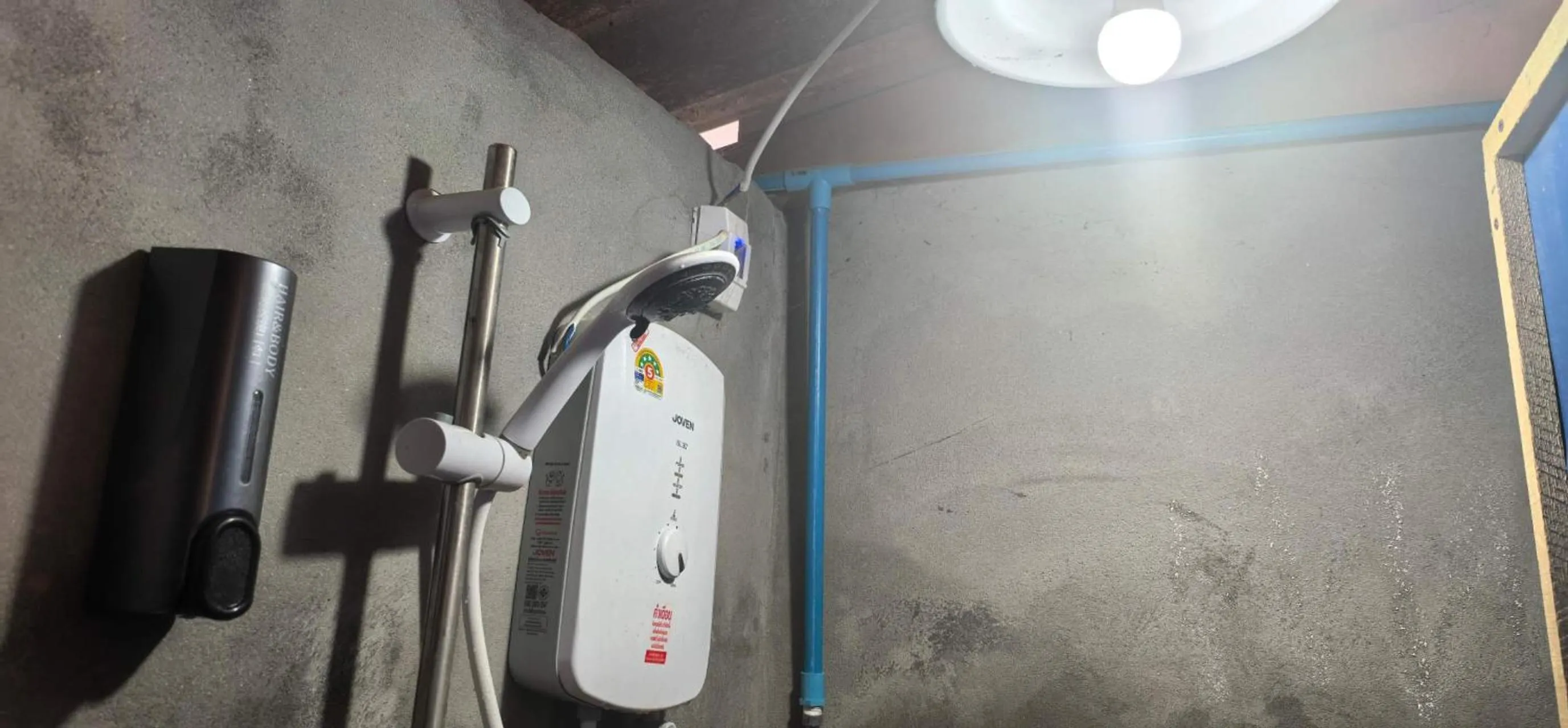 Shower in Pont Inn Nong Khiaw