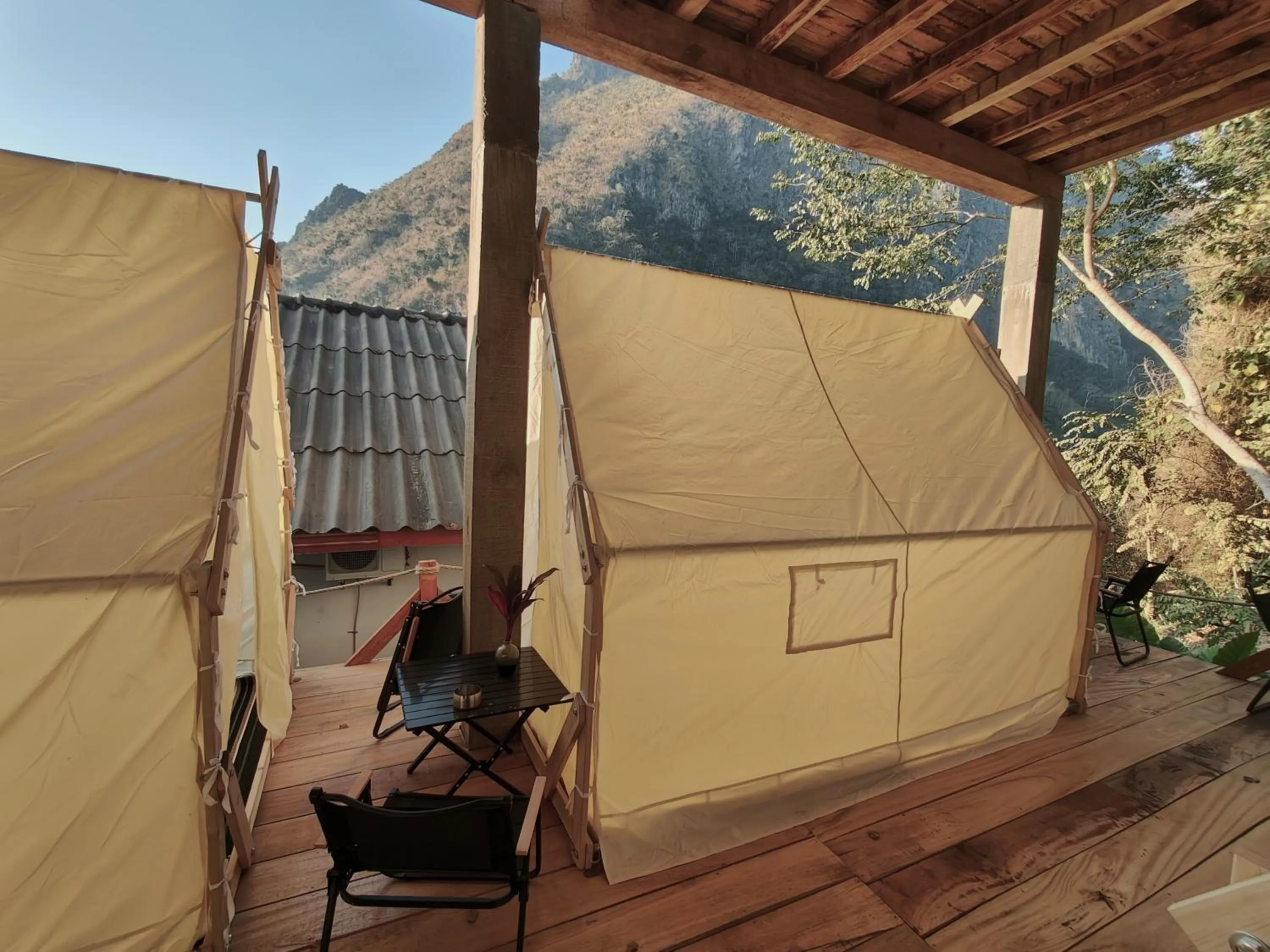 Property building in Pont Inn Nong Khiaw