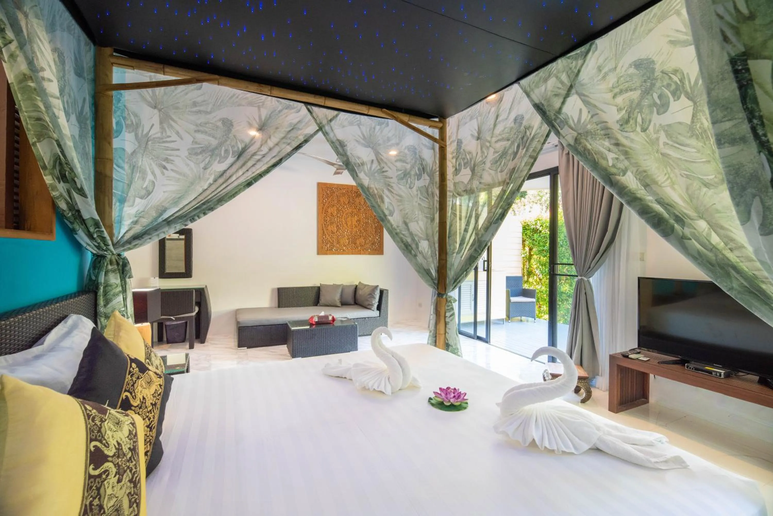 Patio, Bed in Moon Cottage