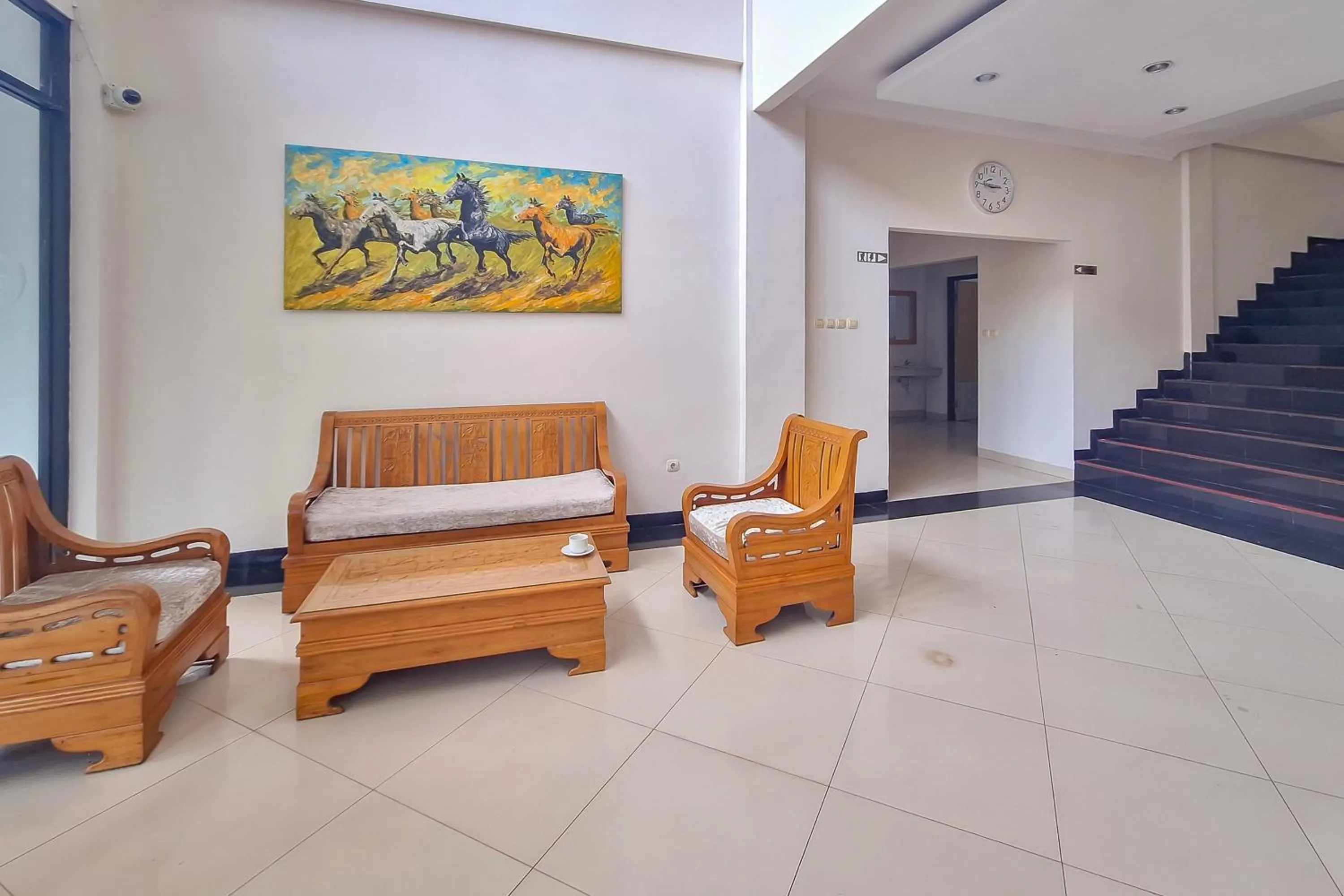 Seating area in Urbanview Hotel Tridaya Cisarua Puncak