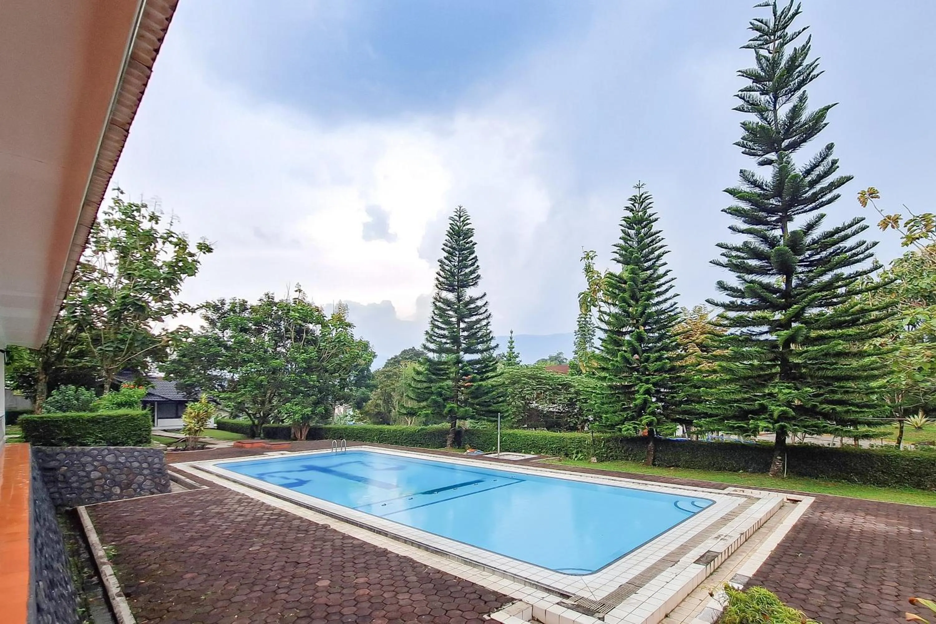 Swimming pool in Urbanview Hotel Tridaya Cisarua Puncak