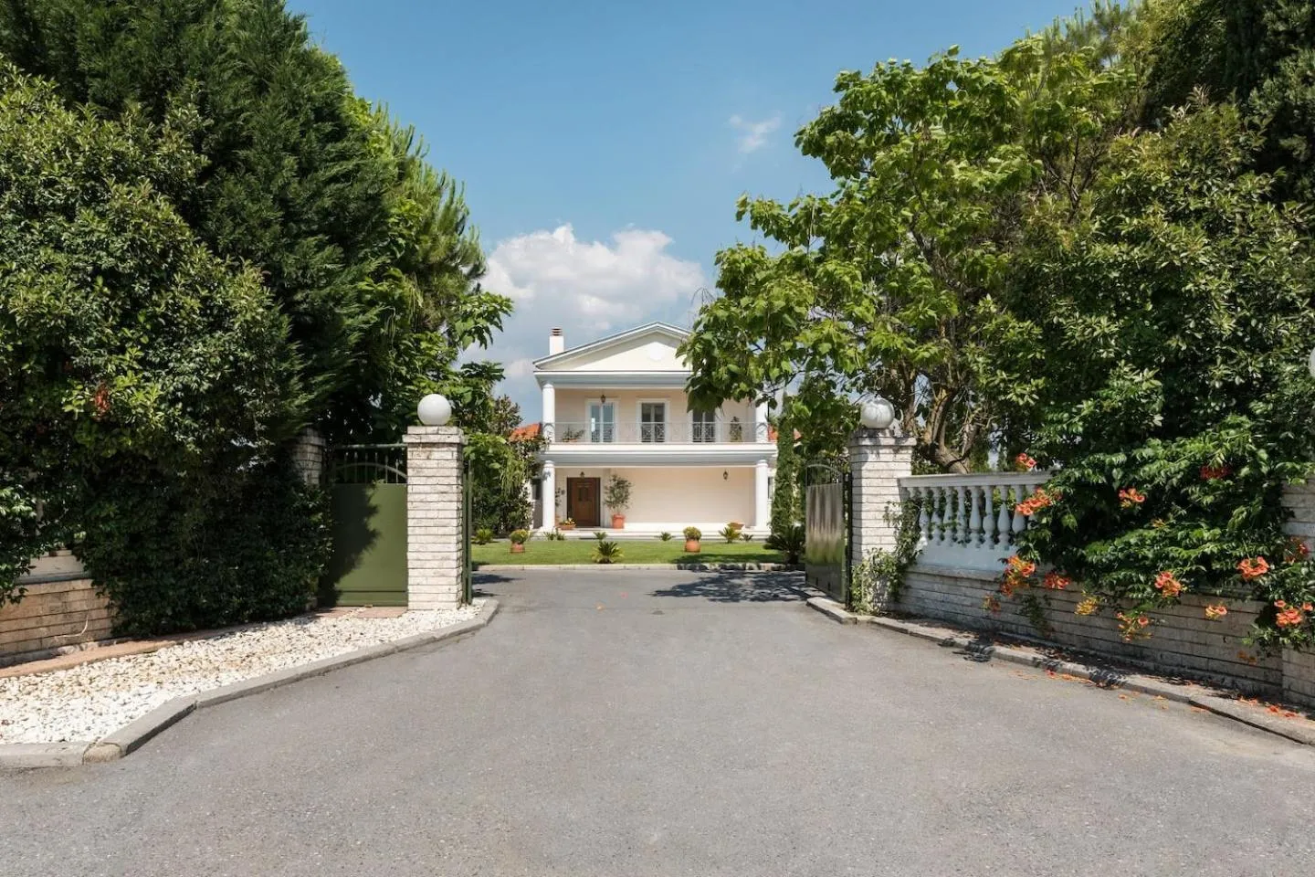 Facade/entrance in Villa Elena