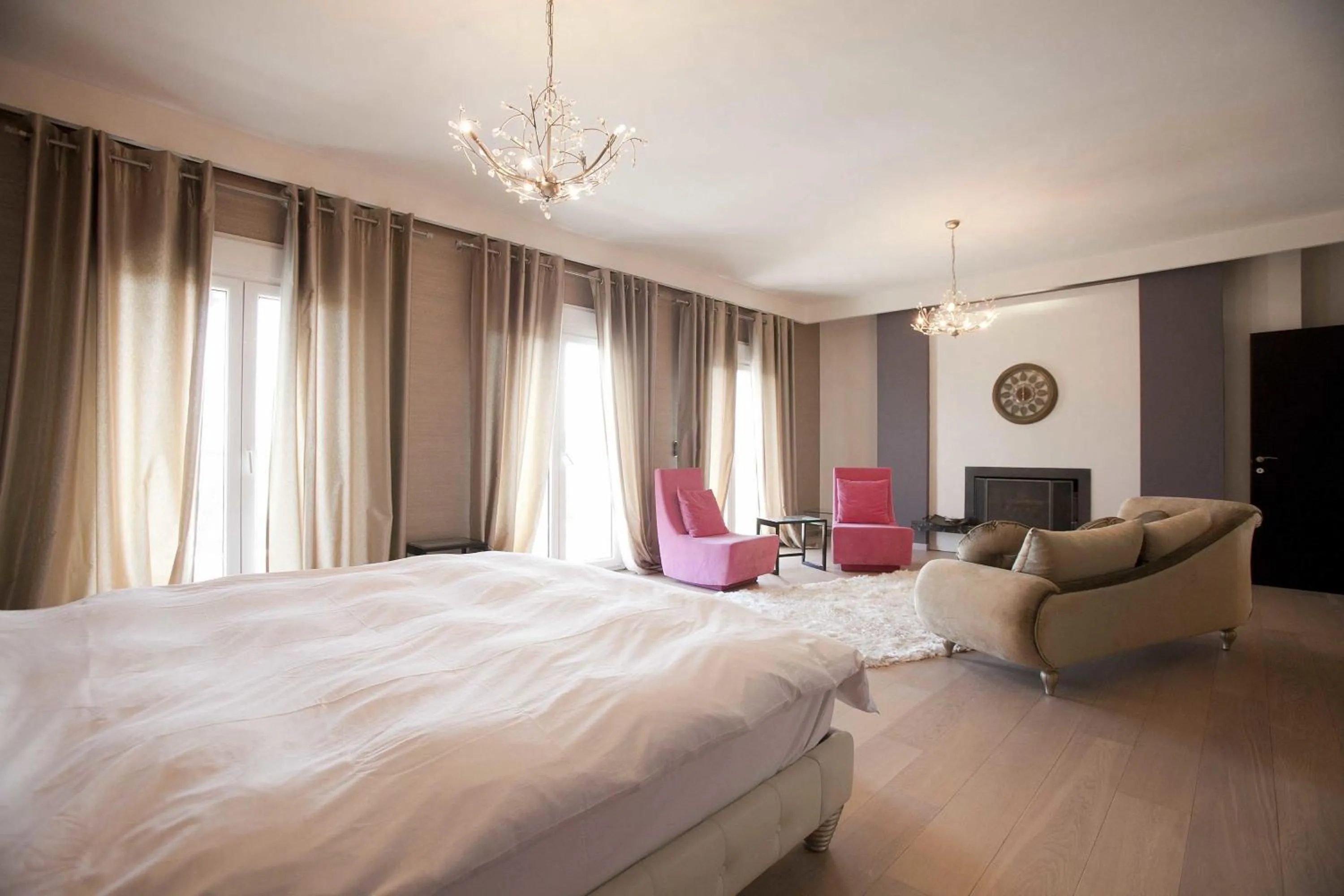 Photo of the whole room, Bed in Villa Elena