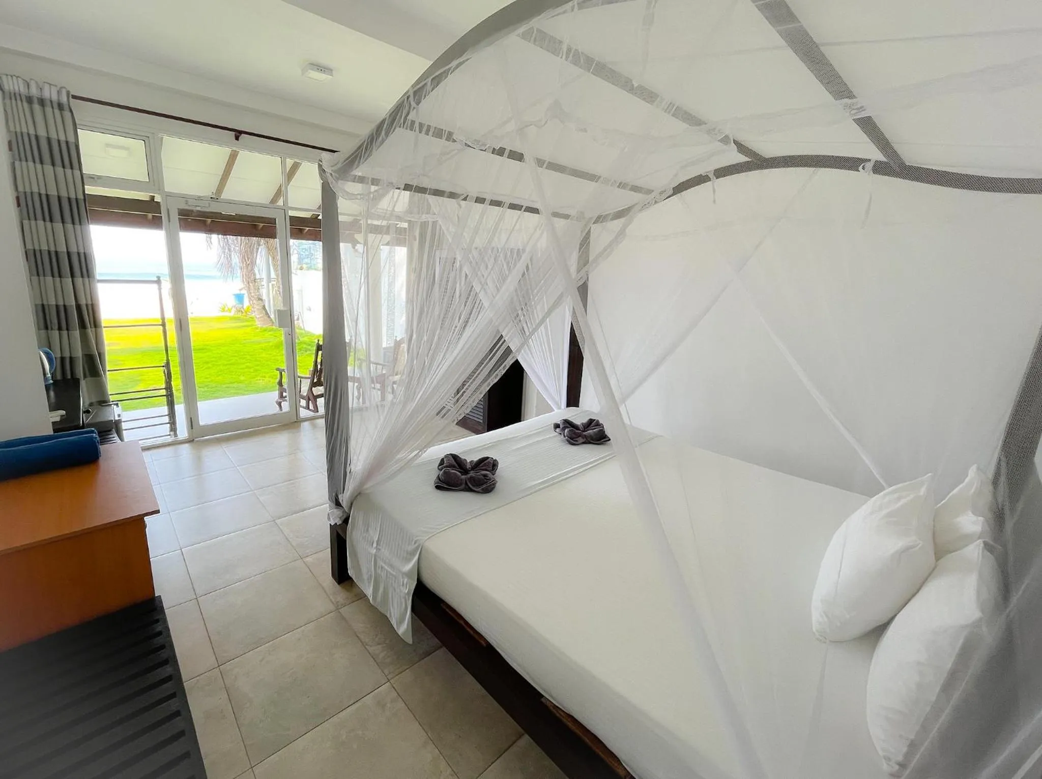 Bed in Pearl Island Beach Hotel