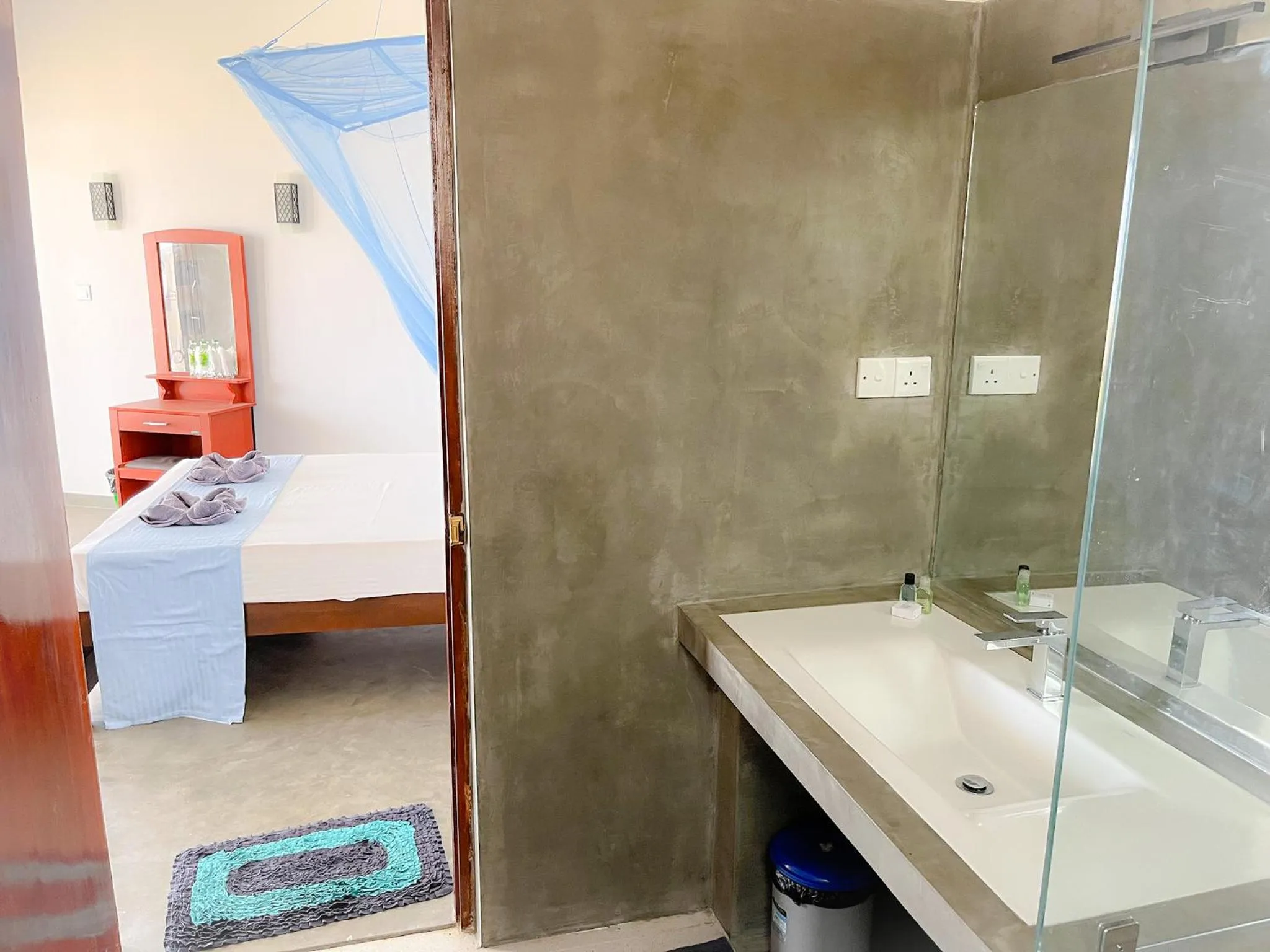 Bathroom, Bed in Pearl Island Beach Hotel