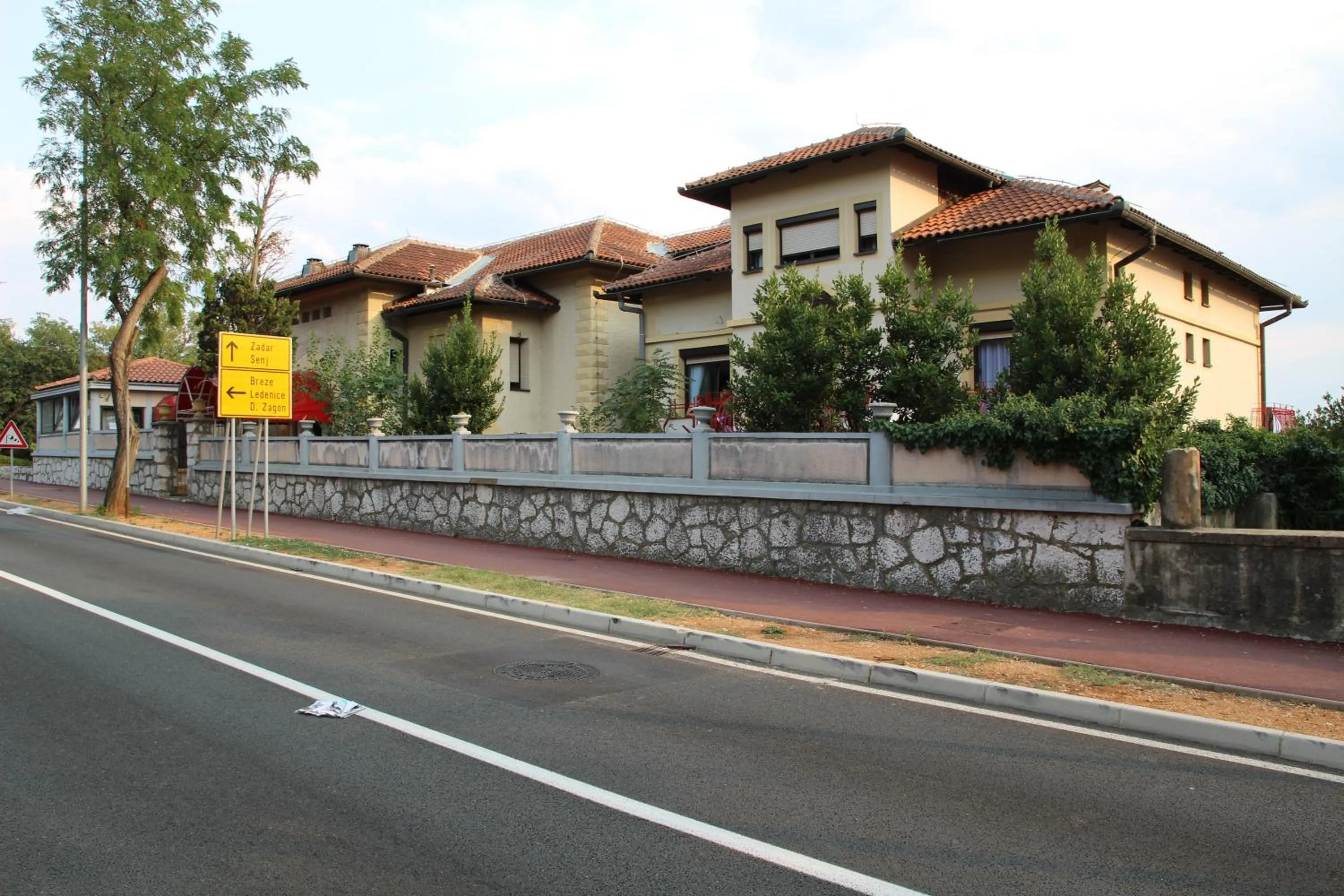 Property building in Pansion Ruža