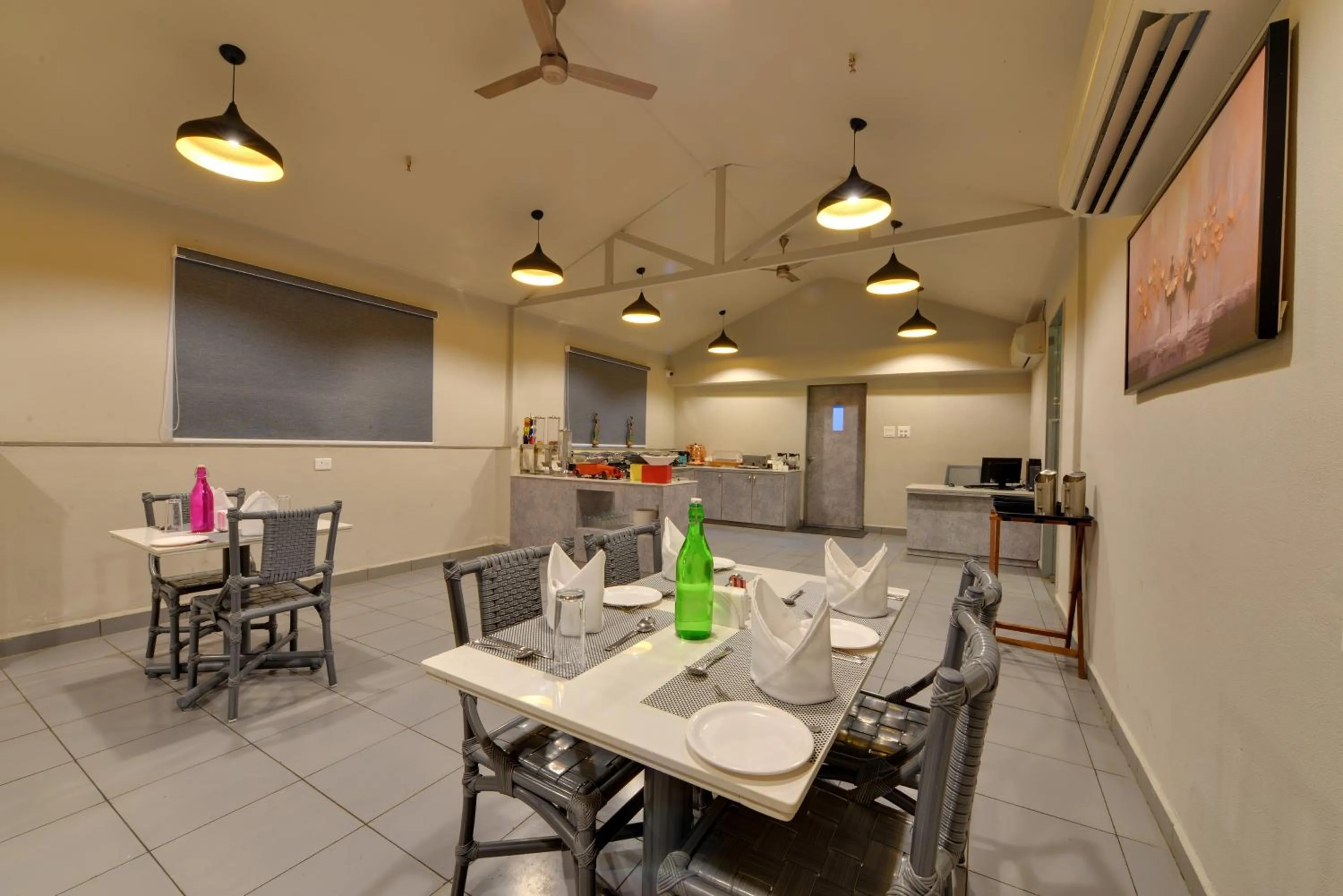 Restaurant/places to eat in Iris Beacon Hotel