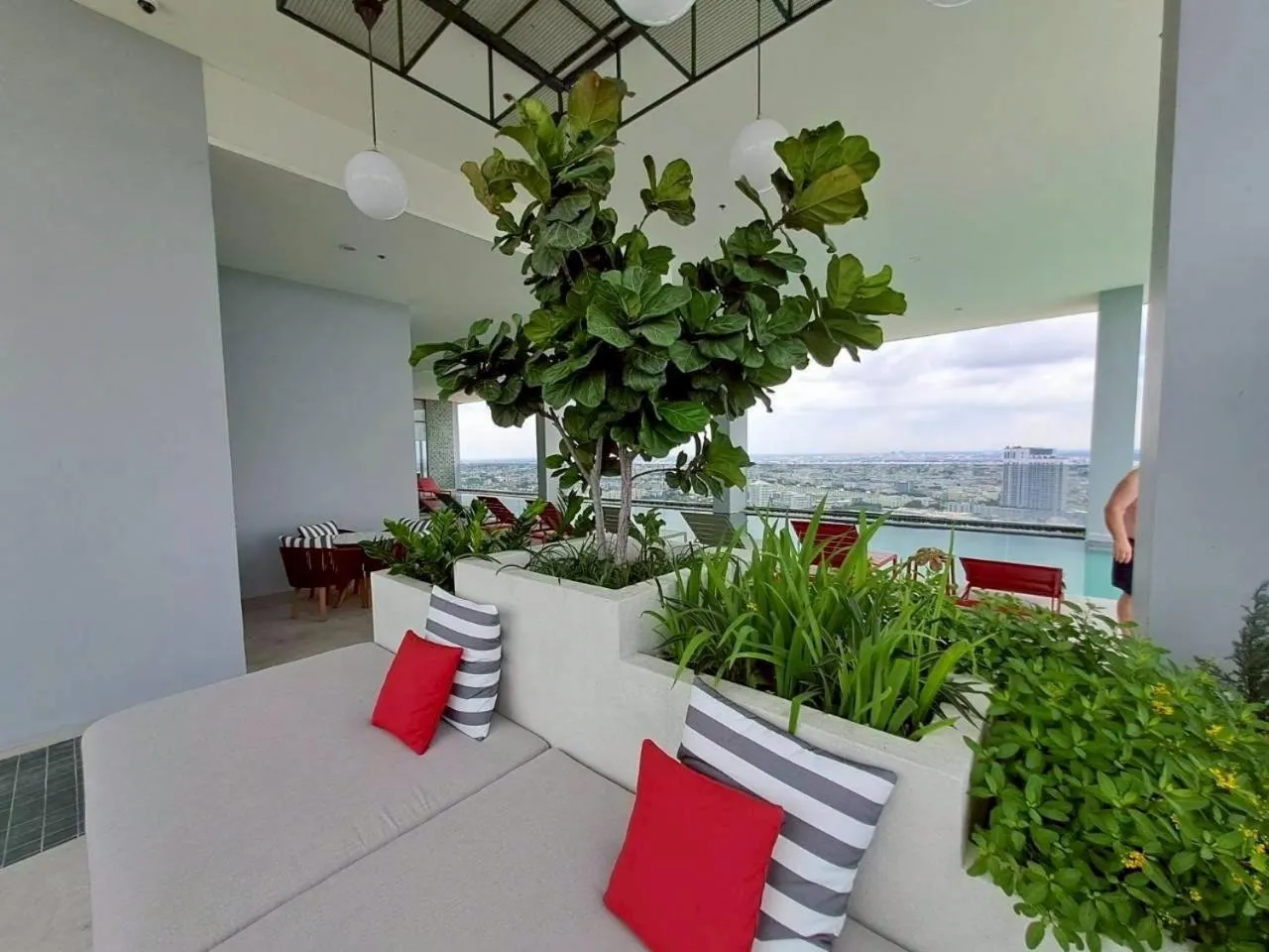 Swimming pool in The Quarter Ramkhamhaeng by UHG