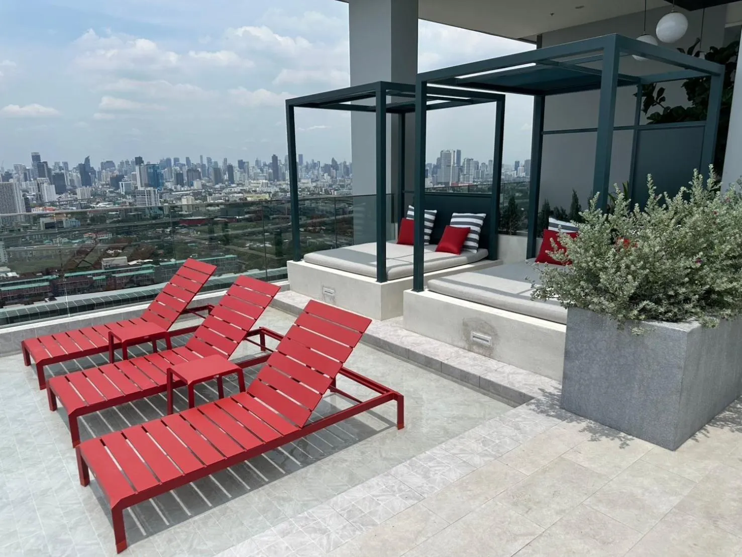 Swimming pool in The Quarter Ramkhamhaeng by UHG