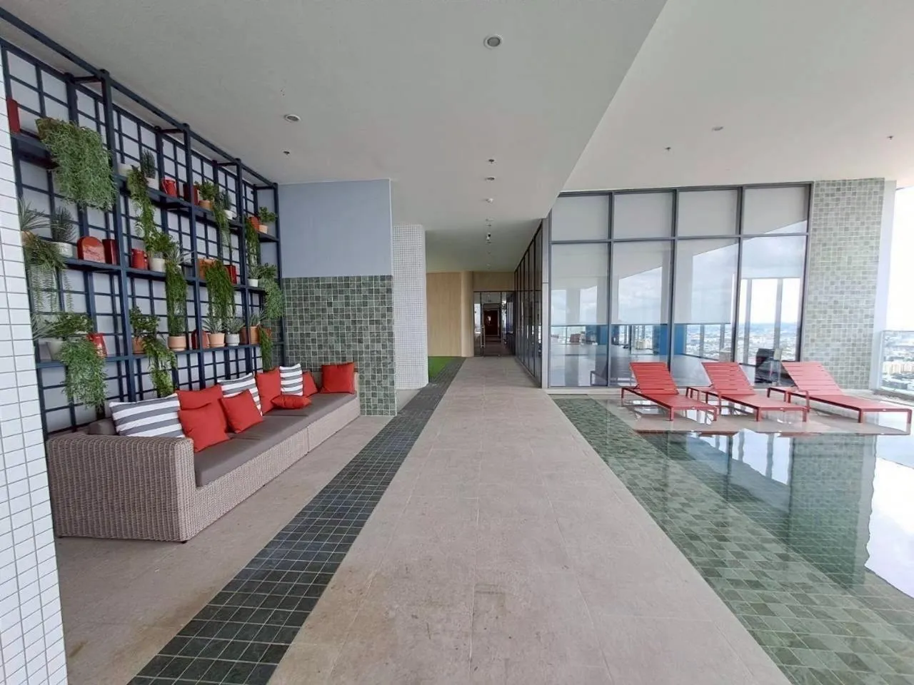 Swimming pool in The Quarter Ramkhamhaeng by UHG