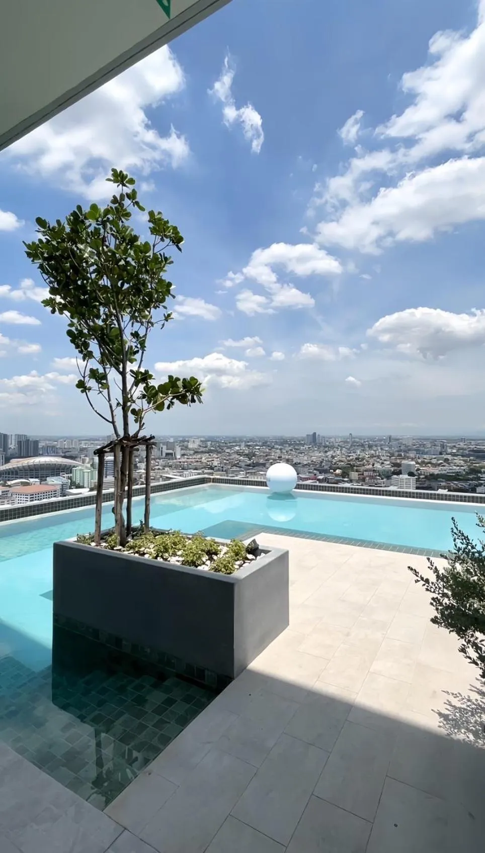 Swimming pool in The Quarter Ramkhamhaeng by UHG