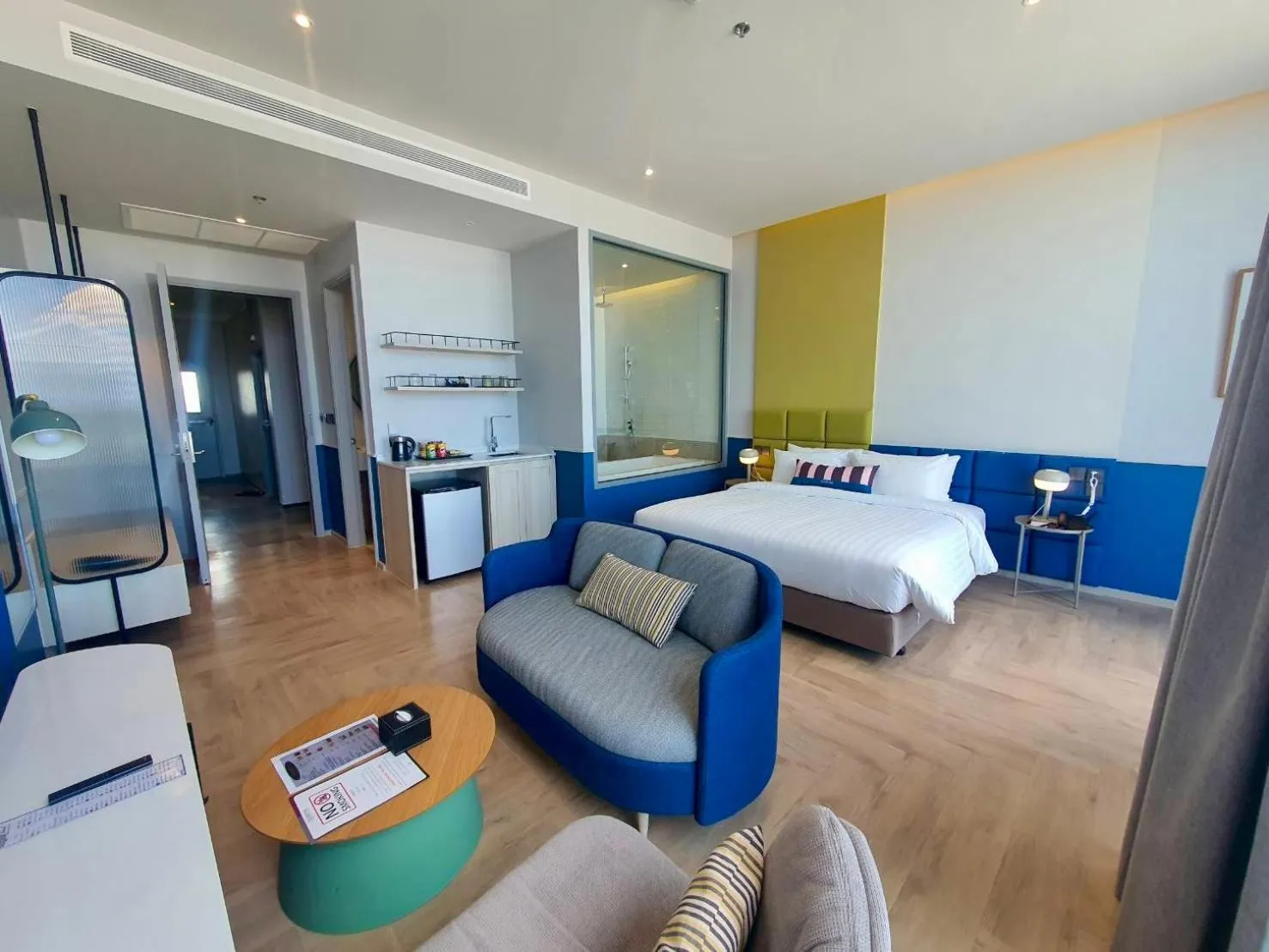 Living room, Bed in The Quarter Ramkhamhaeng by UHG