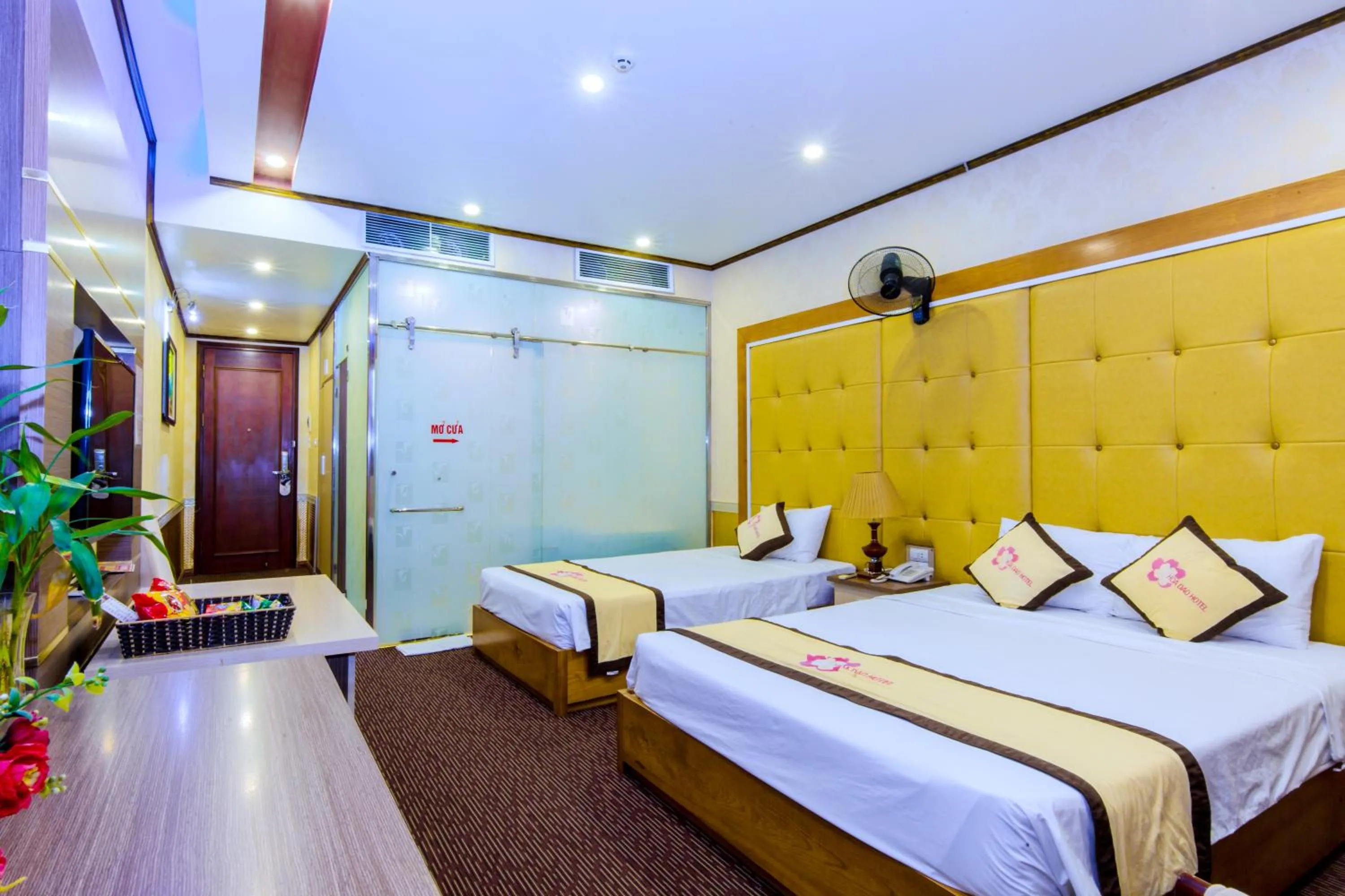 Photo of the whole room, Bed in Hoa Dao Hotel