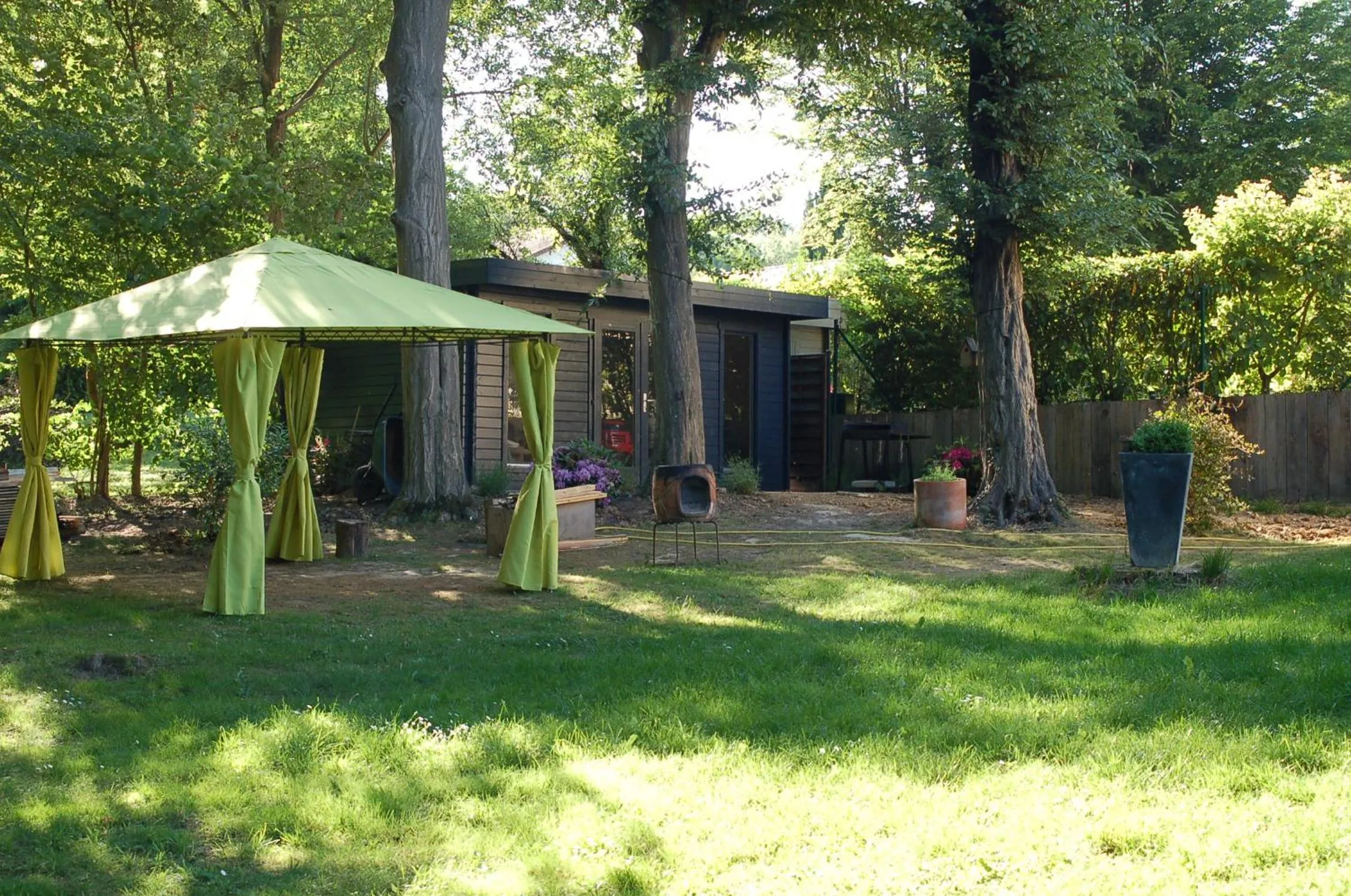 Garden view in B&B Loft Trotters