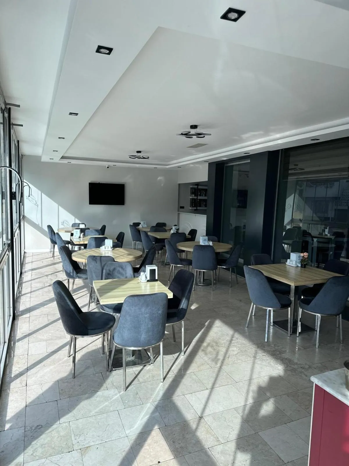 Restaurant/places to eat in Grand Diamond Hotel