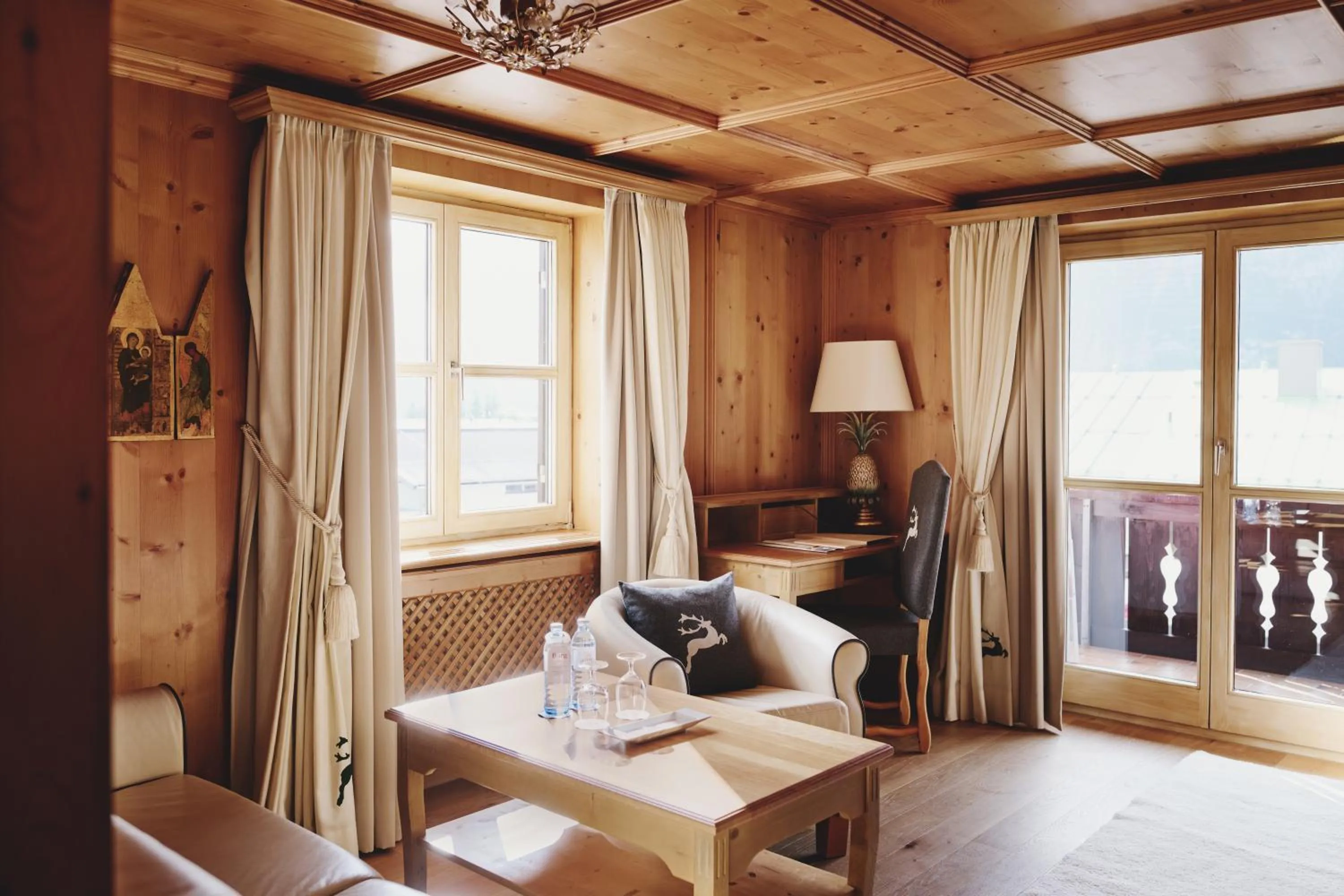 Living room, Bed in Burg Hotel Oberlech