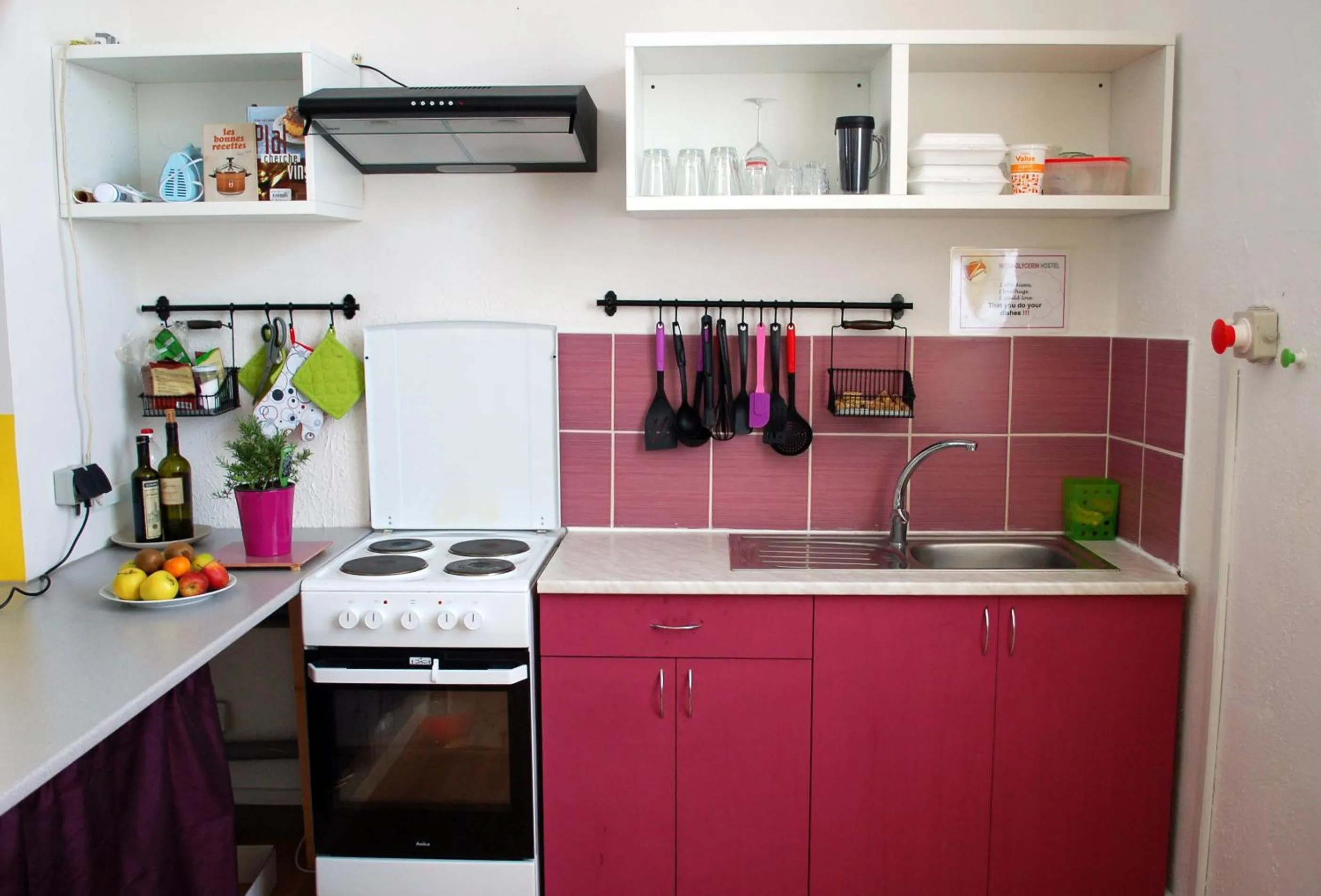 Communal kitchen in Nitra Glycerin Hostel