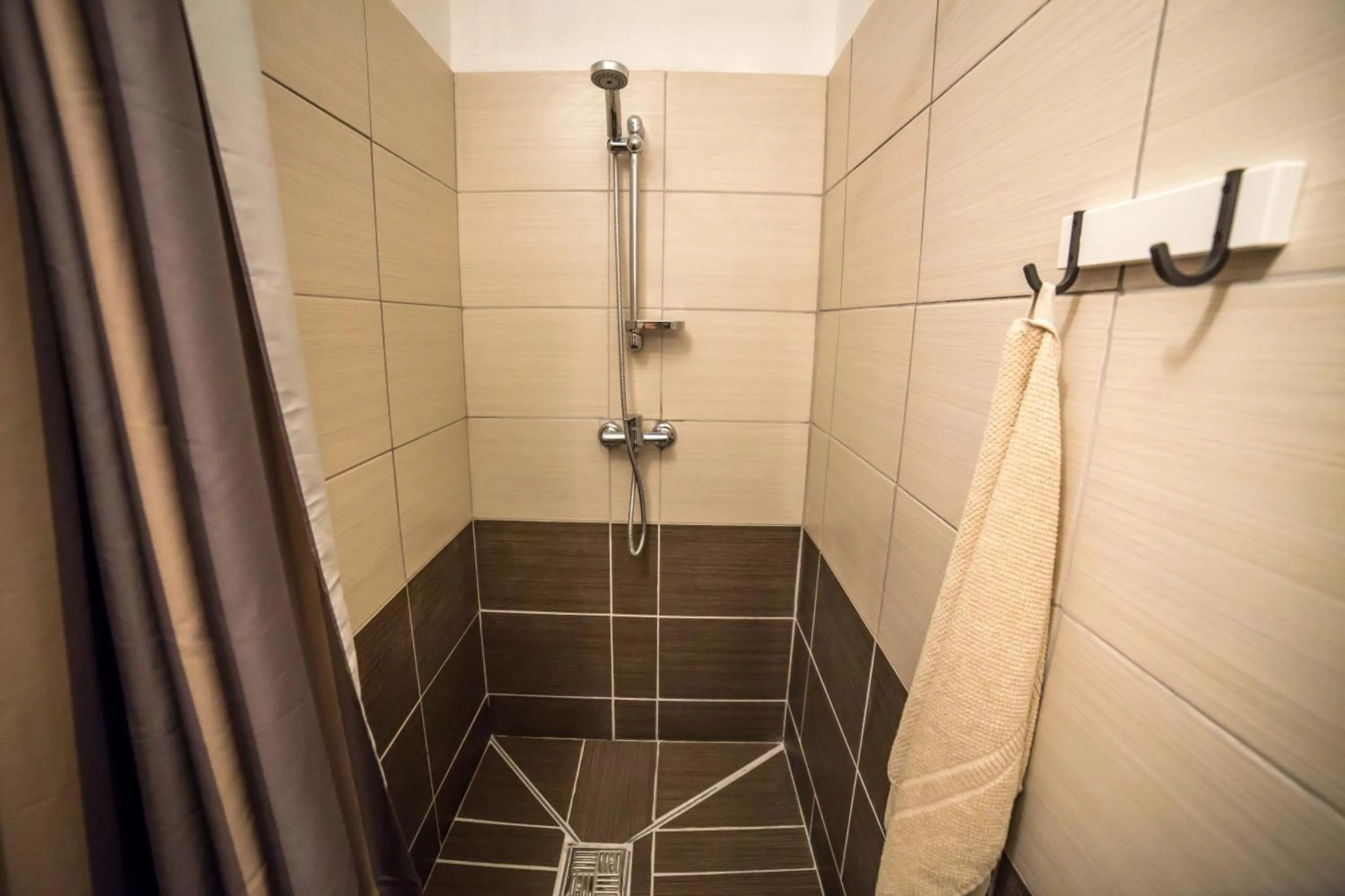 Shower in Nitra Glycerin Hostel