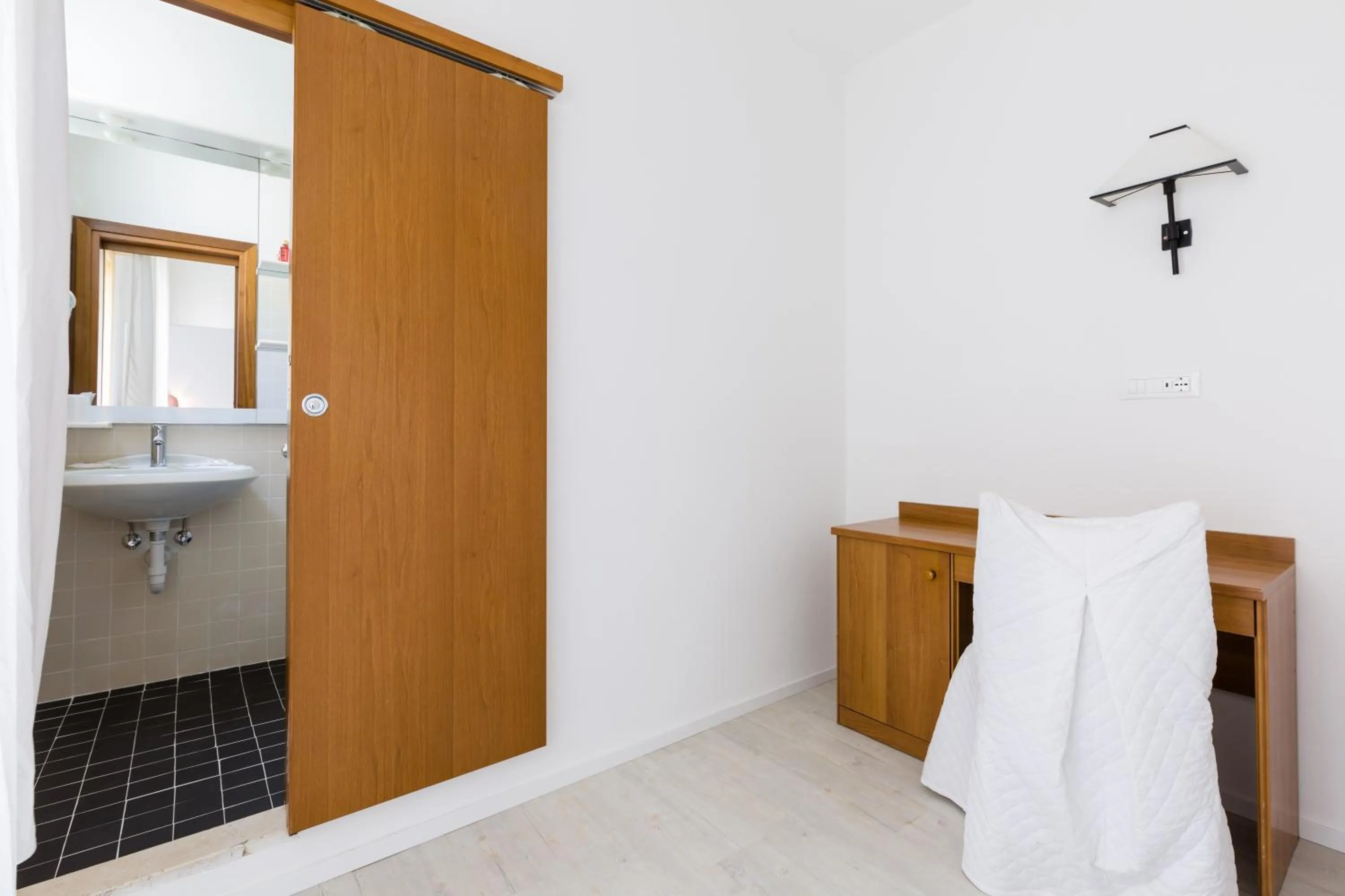 Bathroom, Bed in Hotel Cavallino Bianco