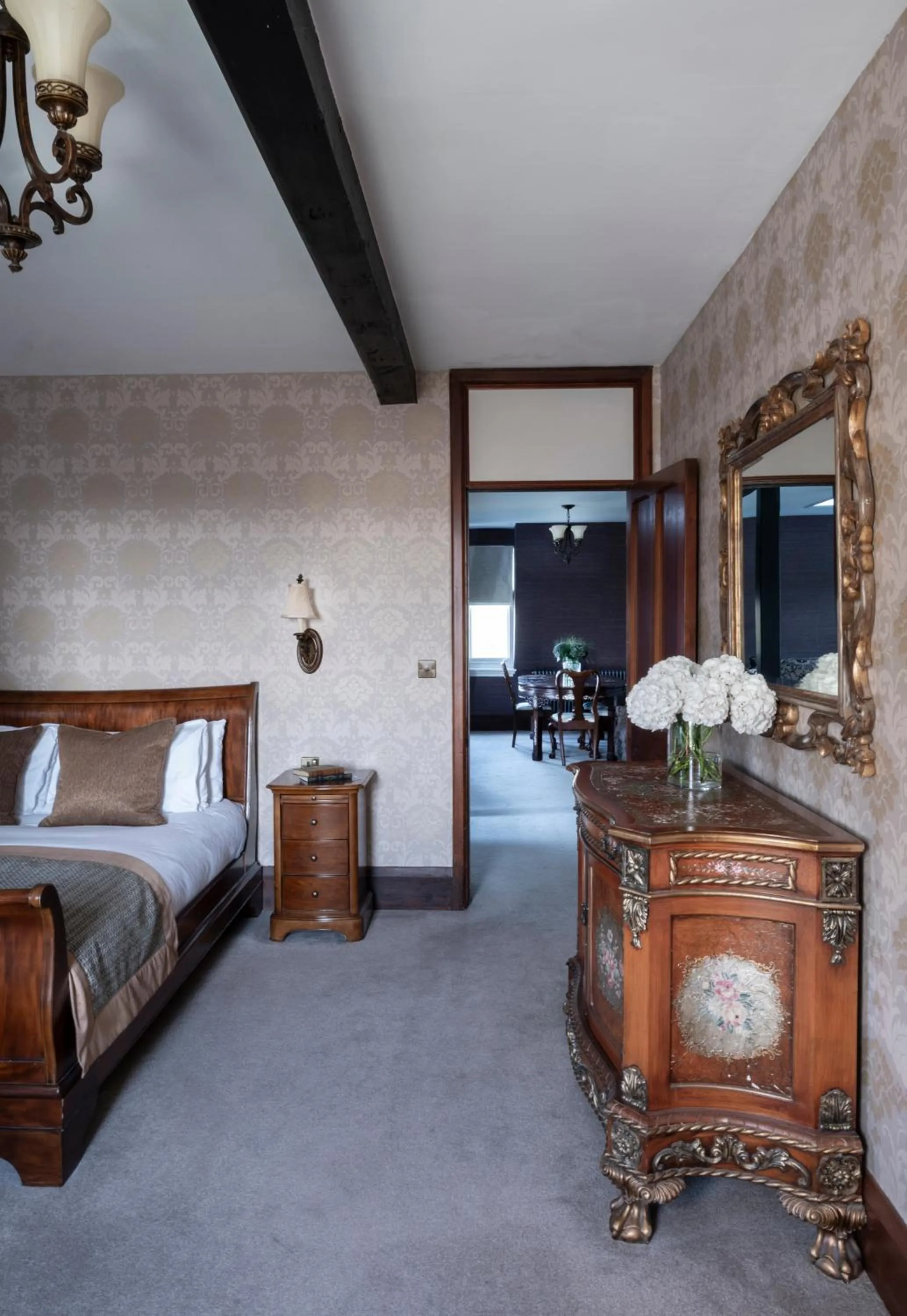 Bed in Stanbrook Abbey Hotel, Worcester