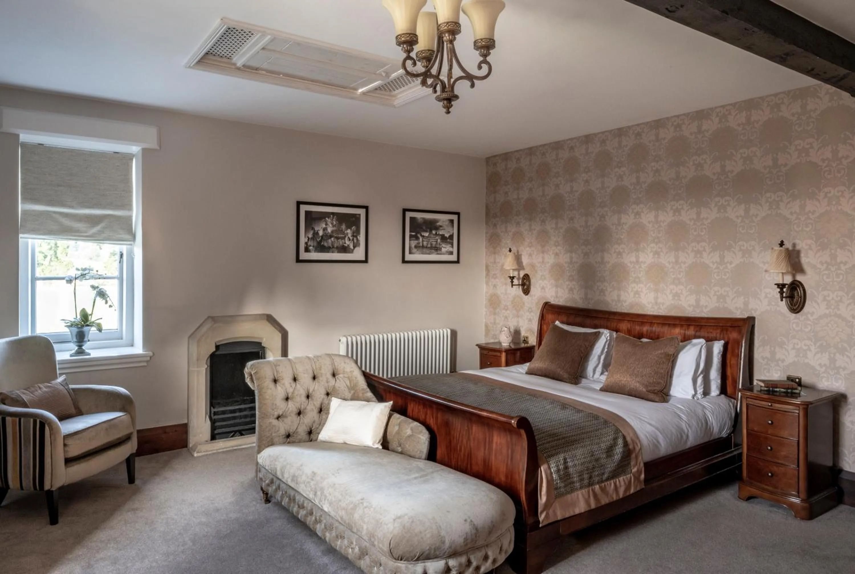 Bed in Stanbrook Abbey Hotel, Worcester