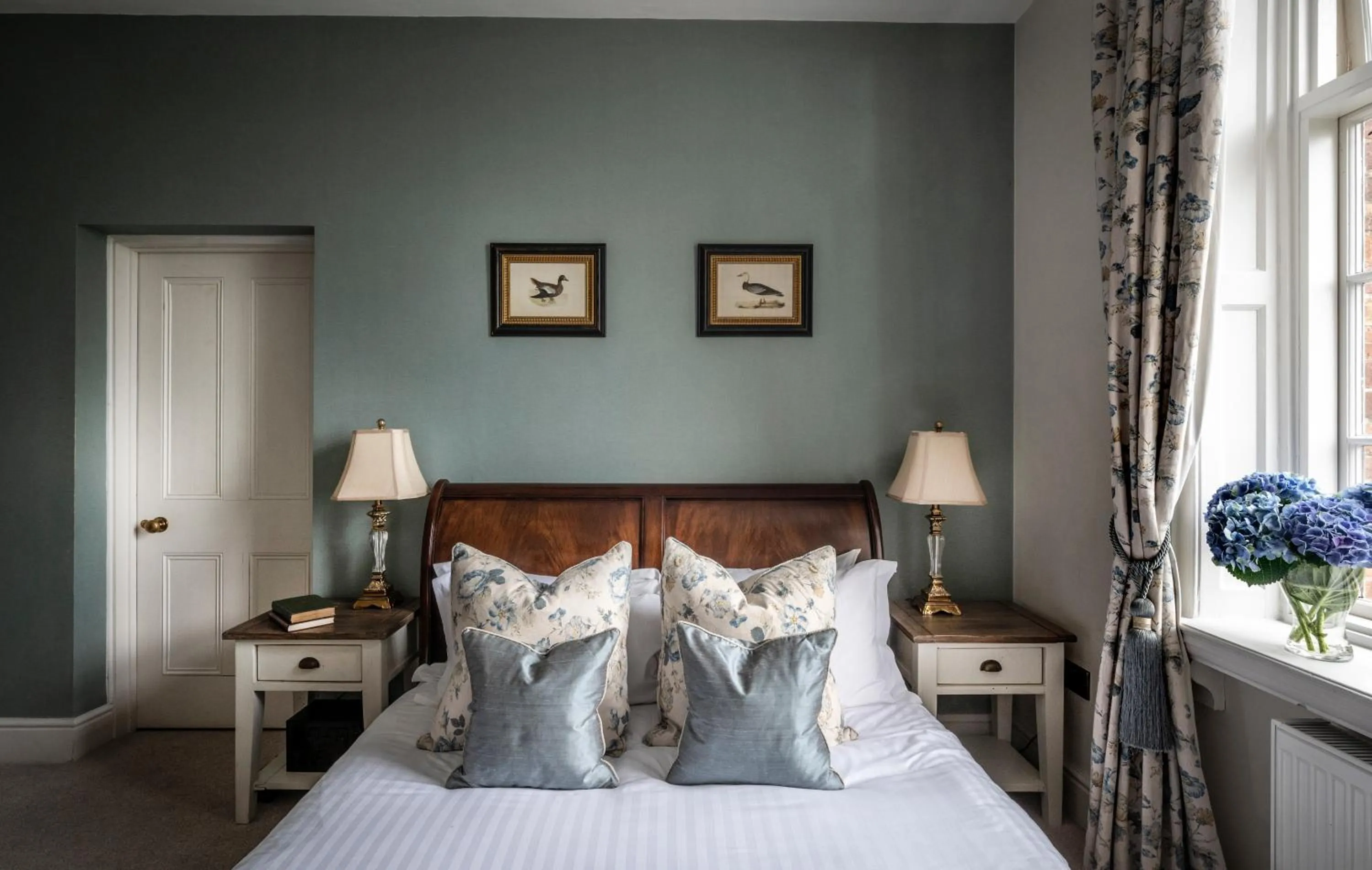 Bedroom, Bed in Stanbrook Abbey Hotel, Worcester