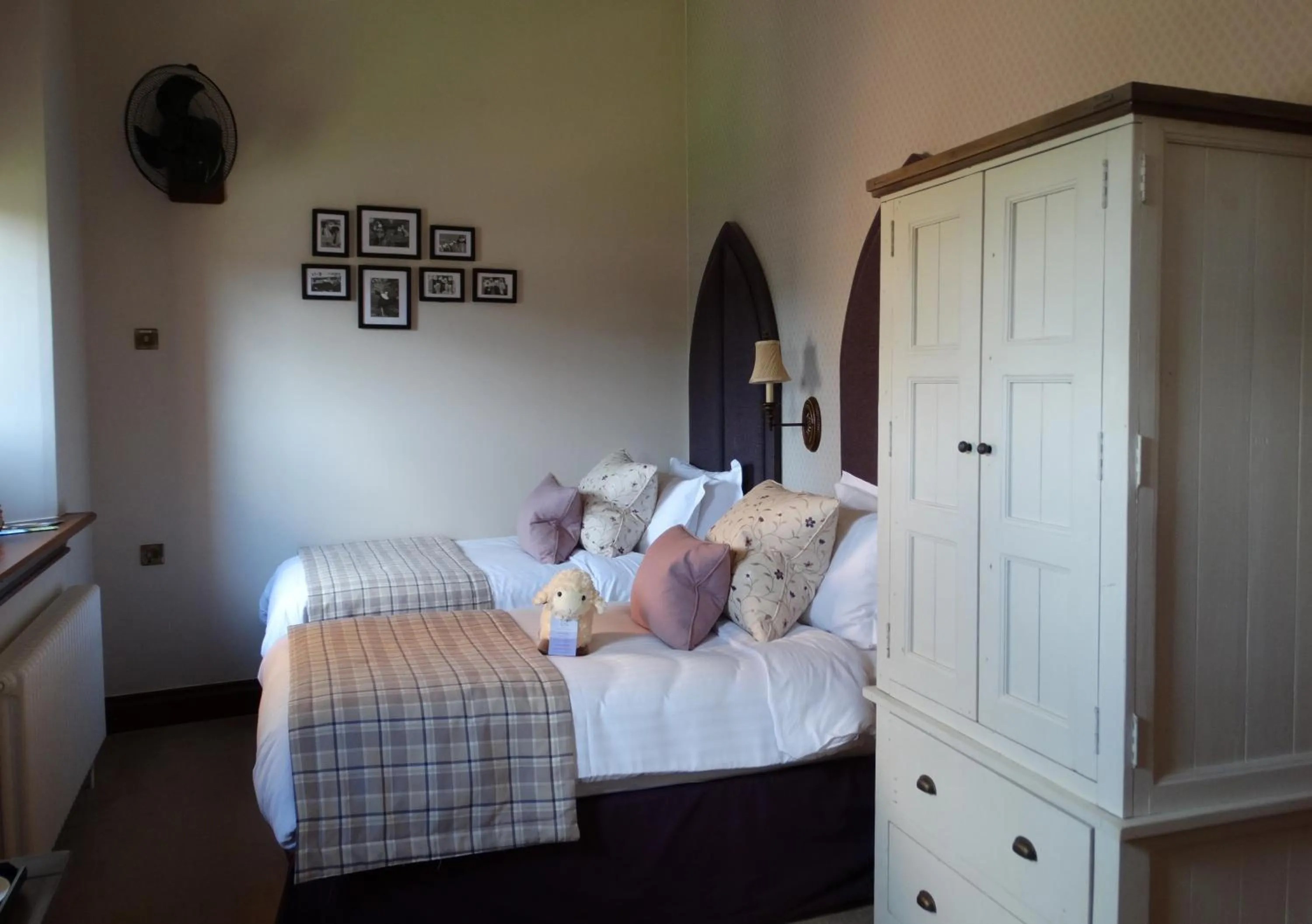 Small Classic Twin Room - 2 Single Beds in Stanbrook Abbey Hotel, Worcester