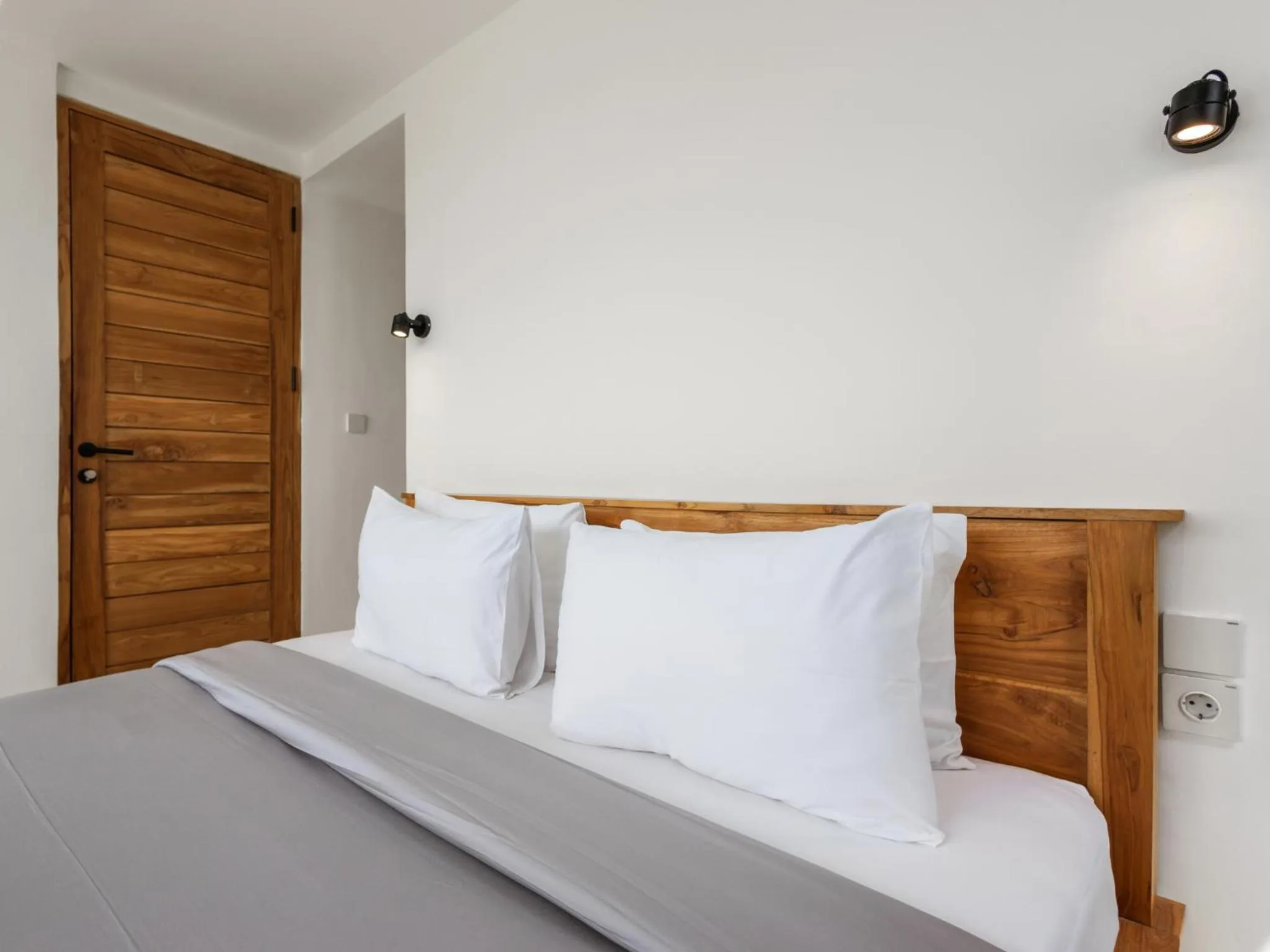 Bed in White Residence - Art & Boutique Villas