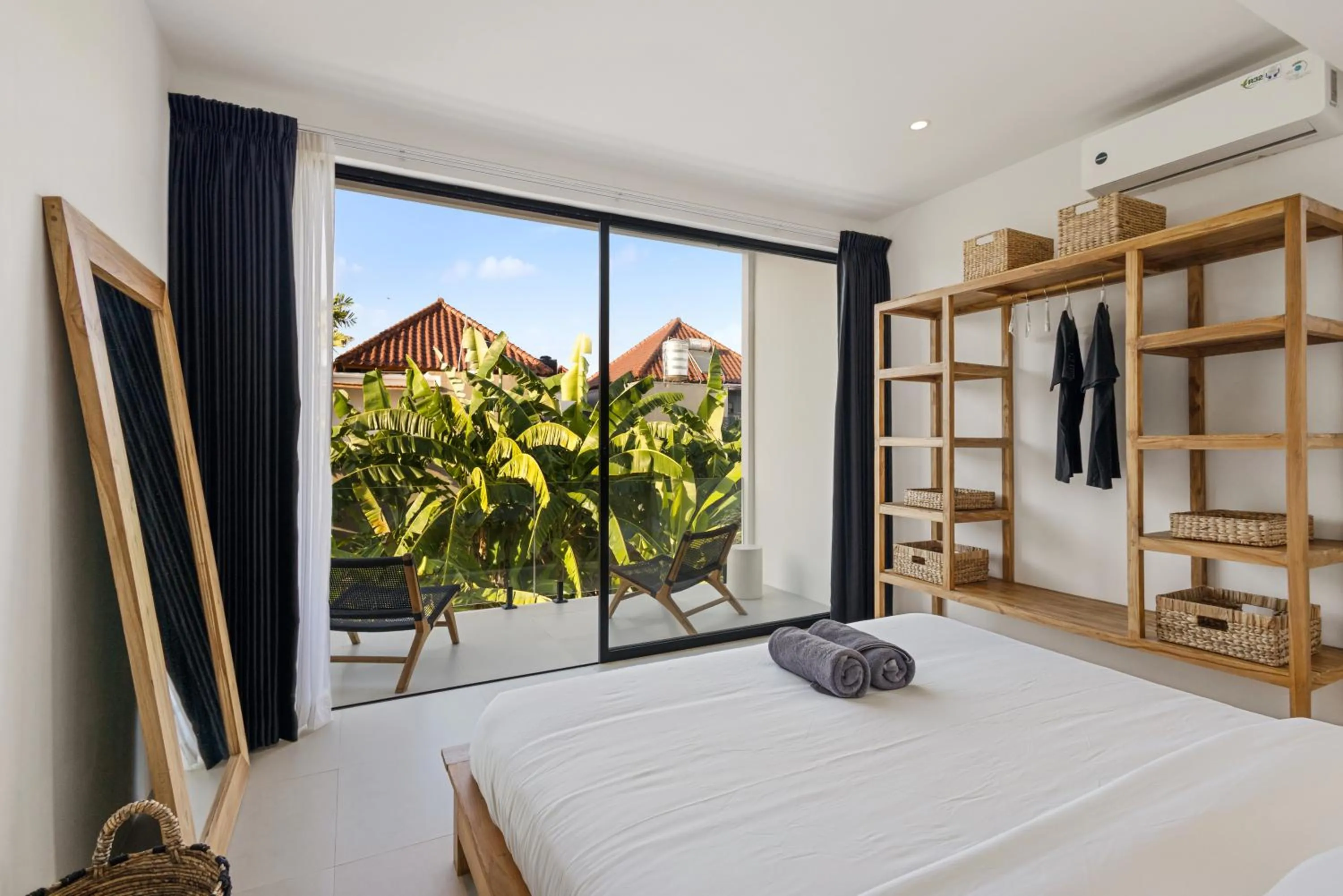 Bed in White Residence - Art & Boutique Villas