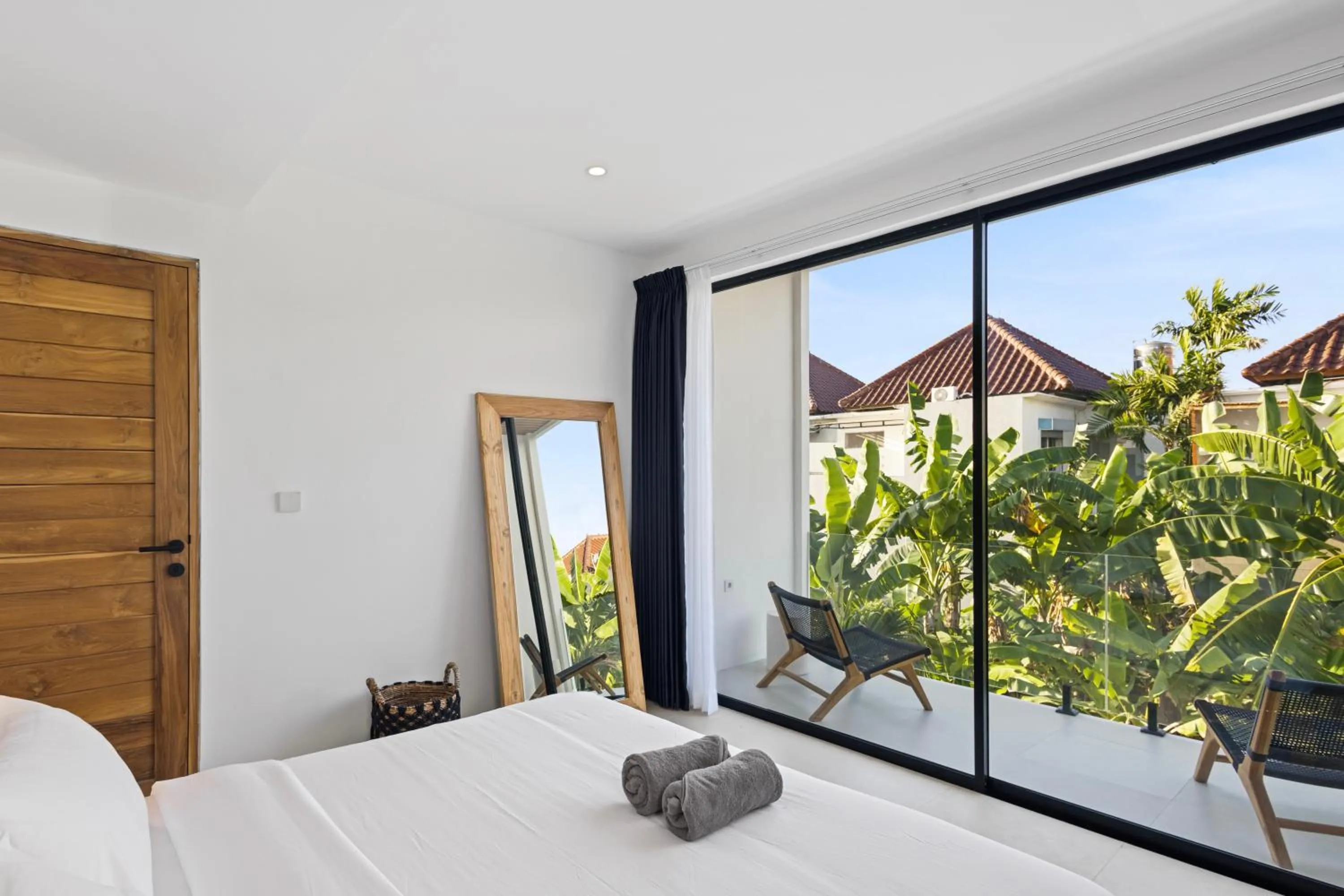 Bed in White Residence - Art & Boutique Villas
