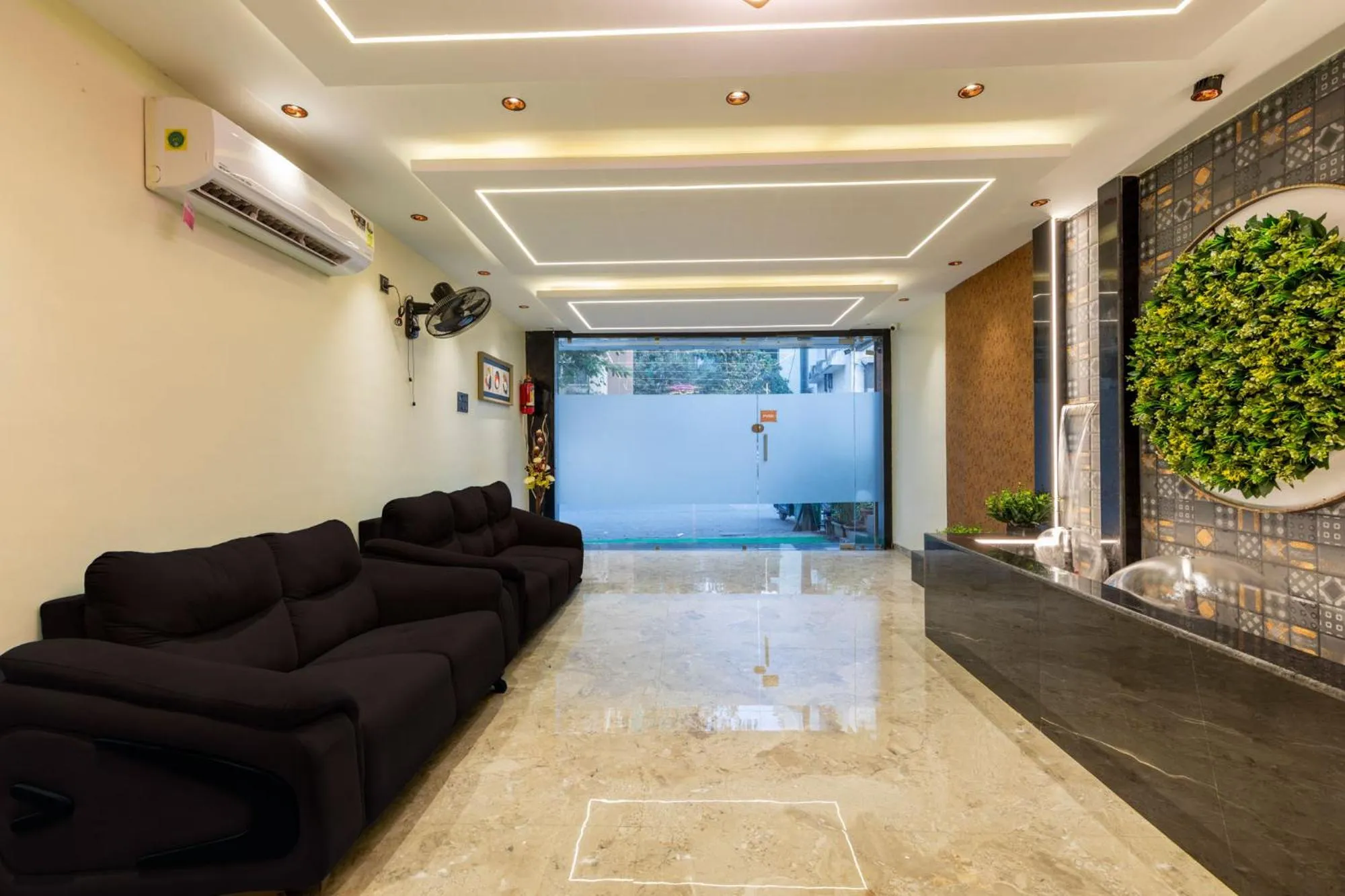 Facade/entrance in Hotel Zara International