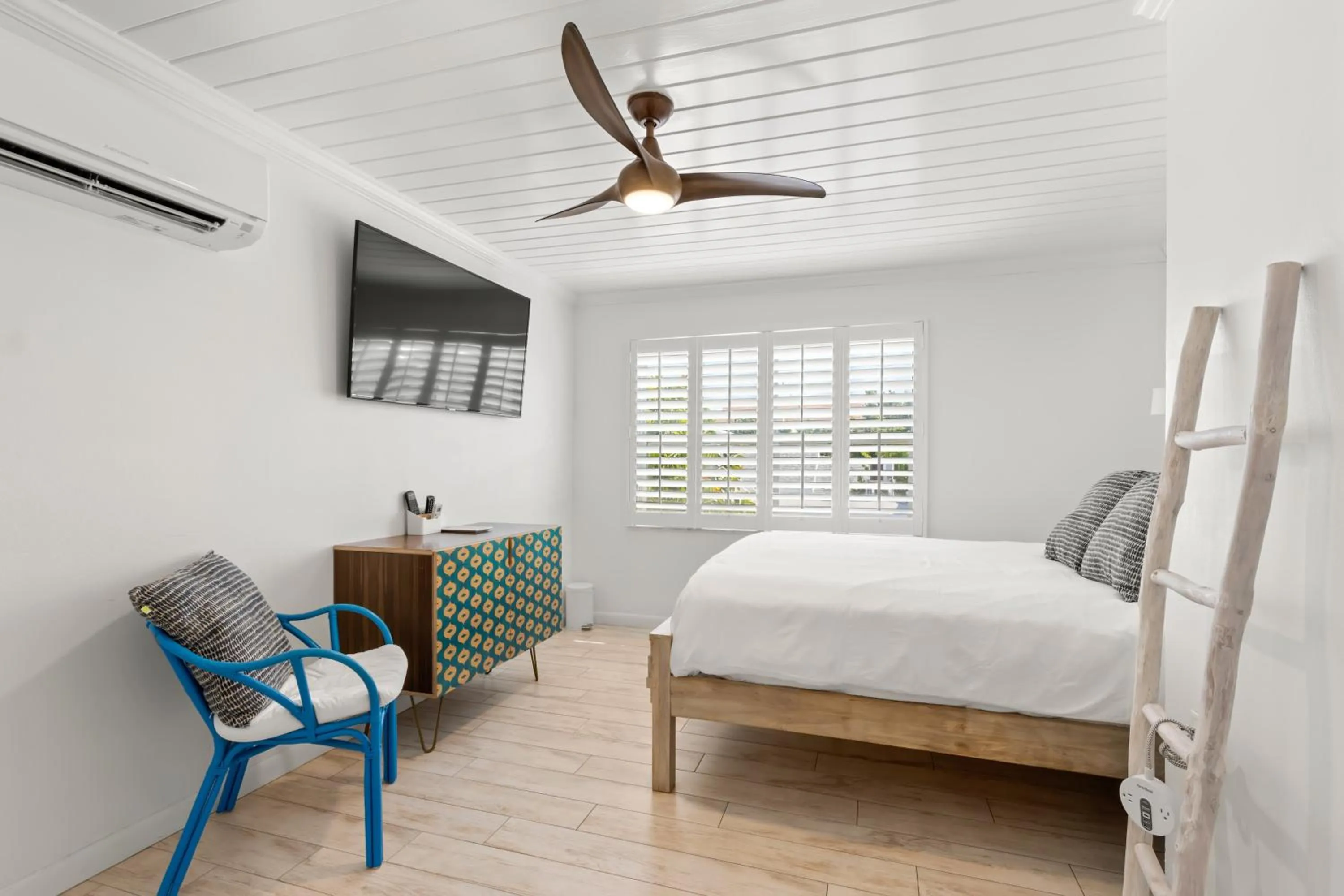 Bedroom, Bed in Inn on the Beach