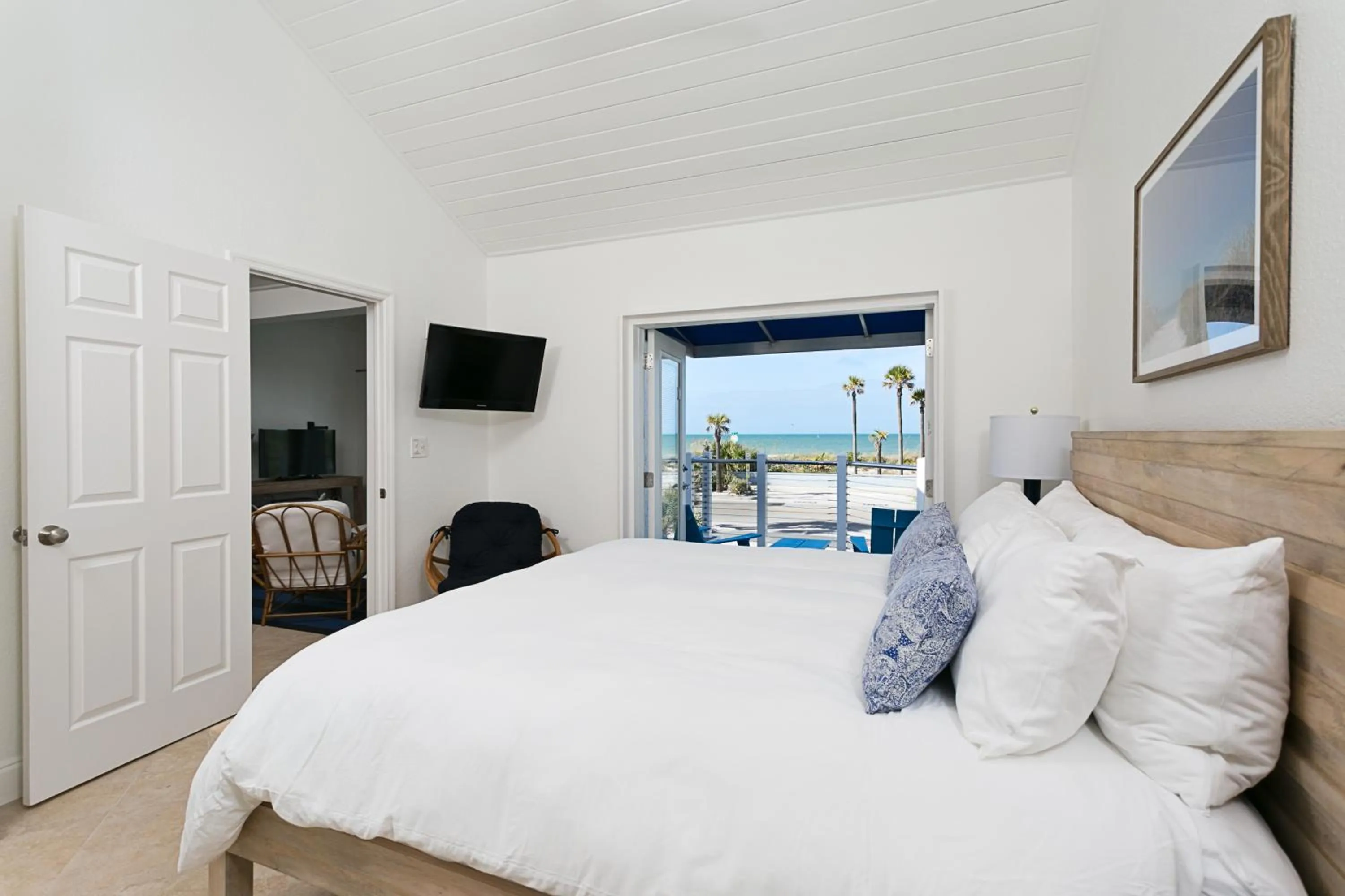 Bedroom, Bed in Inn on the Beach